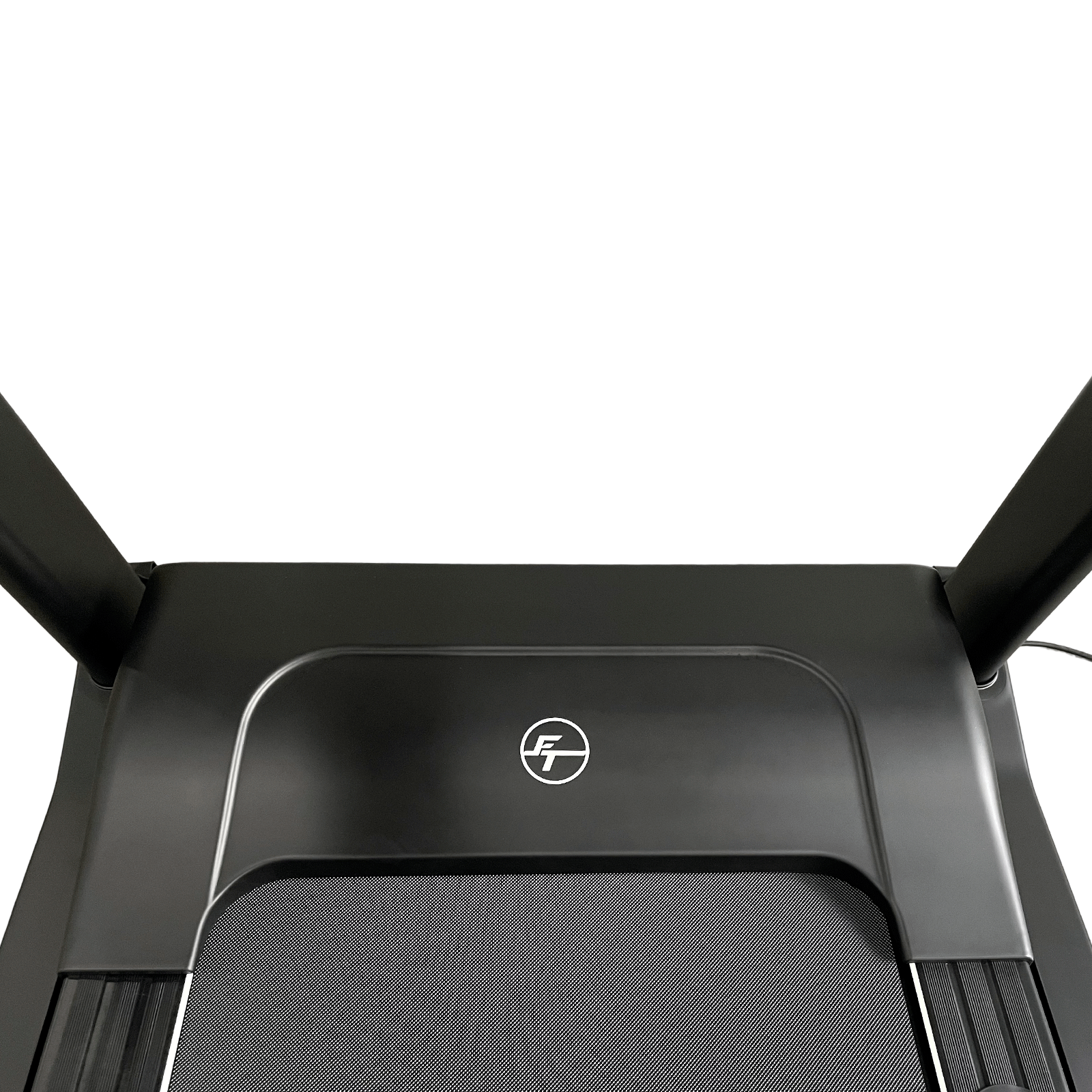 Primo piano di un tapis roulant nero con logo argentato sulla console.