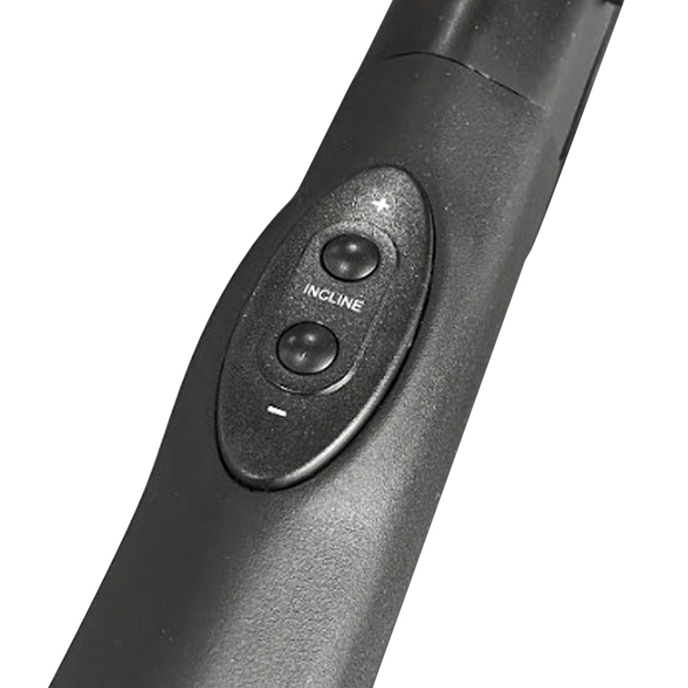 Primo piano dei pulsanti di controllo dell'inclinazione su un manico di tapis roulant nero.