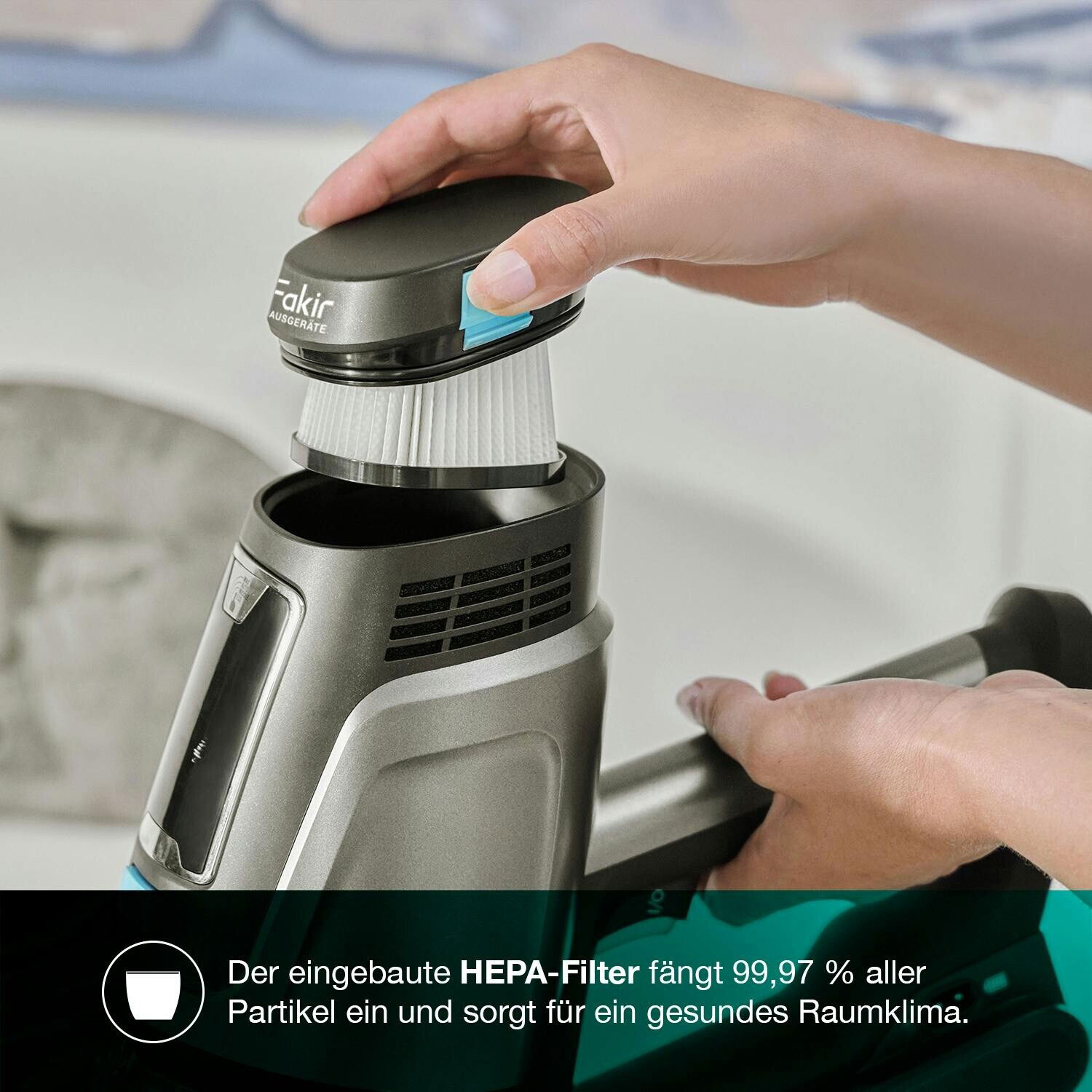 Una mano inserisce un filtro HEPA in un aspirapolvere.