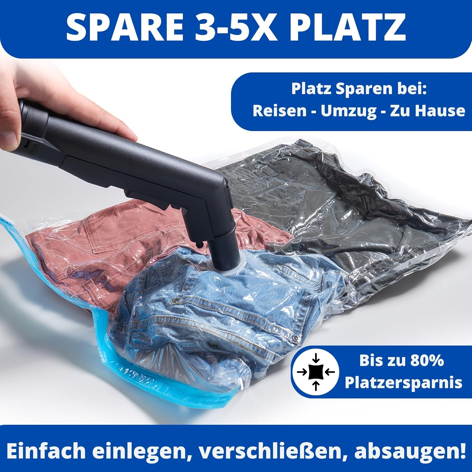 Ein Handstaubsauger saugt Luft aus einer Vakuumtasche mit Kleidung.