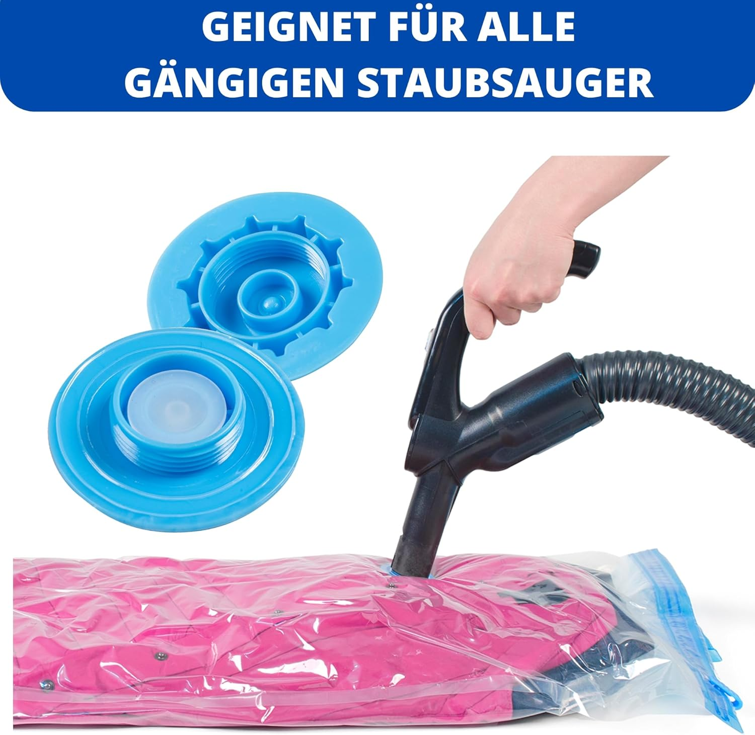Ein Vakuumbeutel wird mit einem Staubsauger komprimiert.