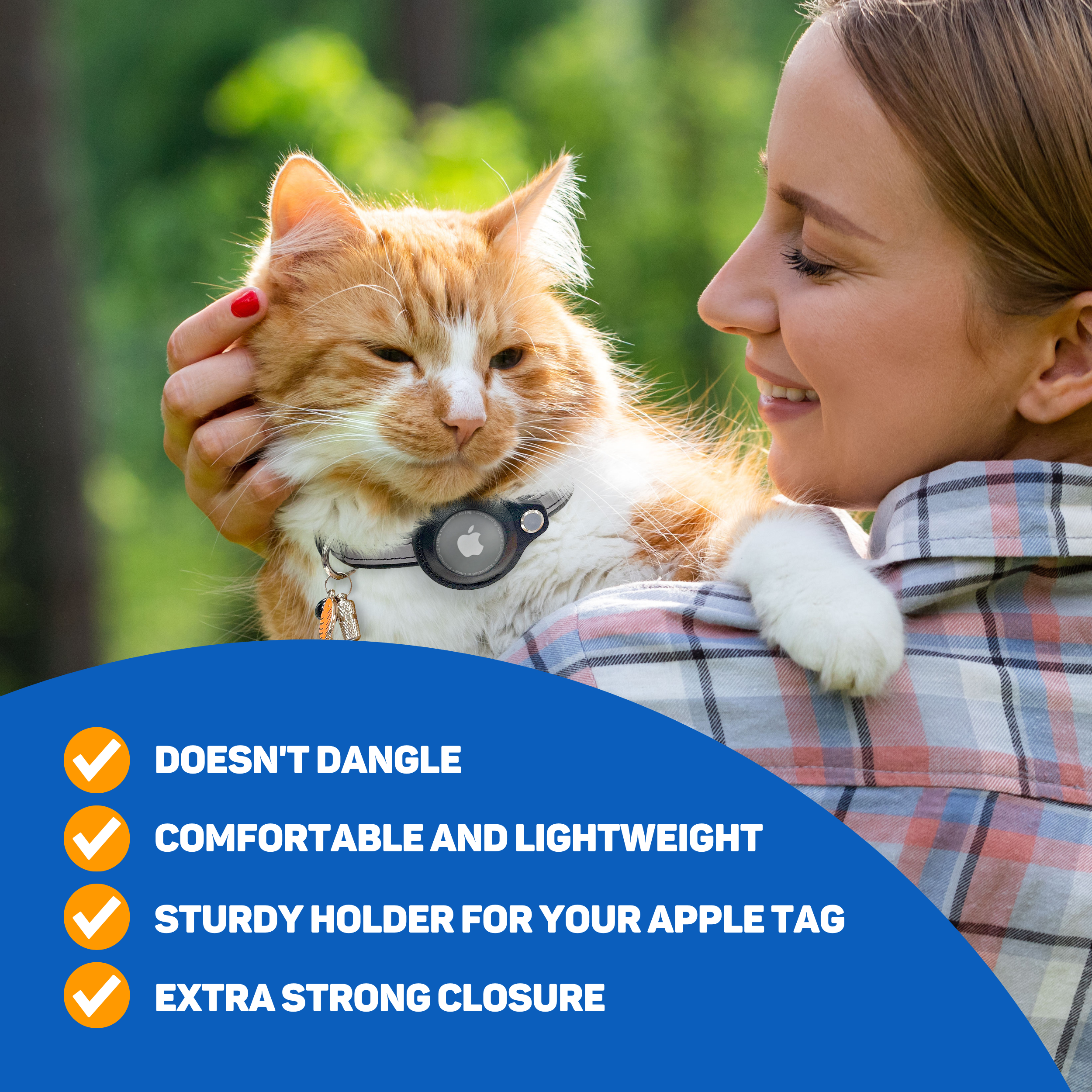 Eine Frau hält eine orange-weiße Katze, die einen Apple AirTag-Halter trägt.