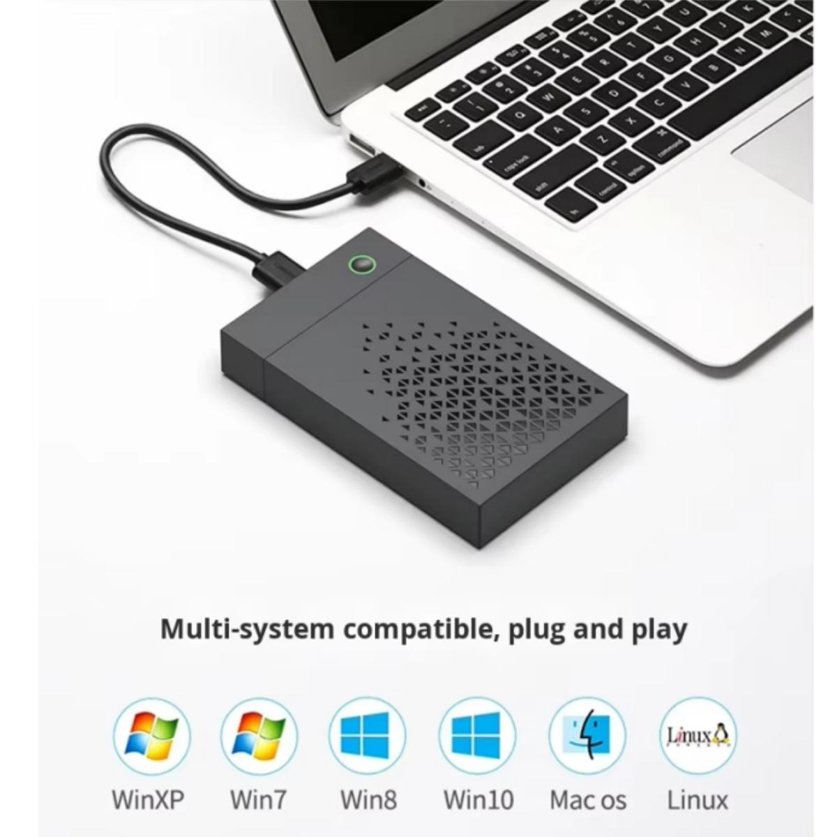 Externe Festplatte mit Muster ist an einen Laptop angeschlossen.