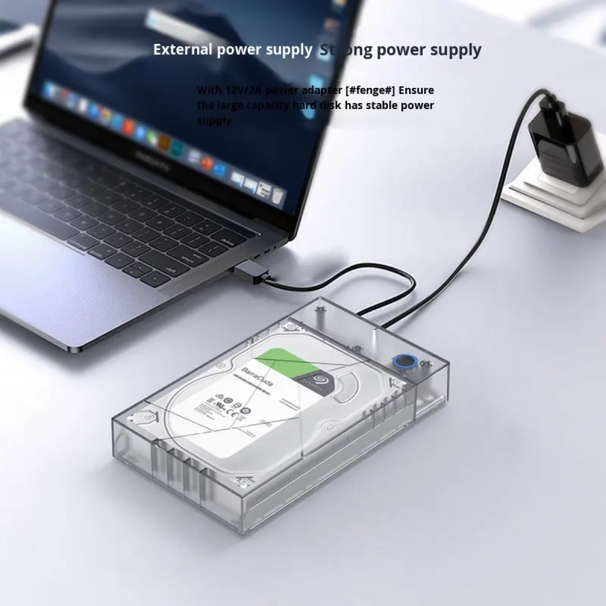 Ein Laptop ist mit einer externen Festplatte und einem Netzteil verbunden.