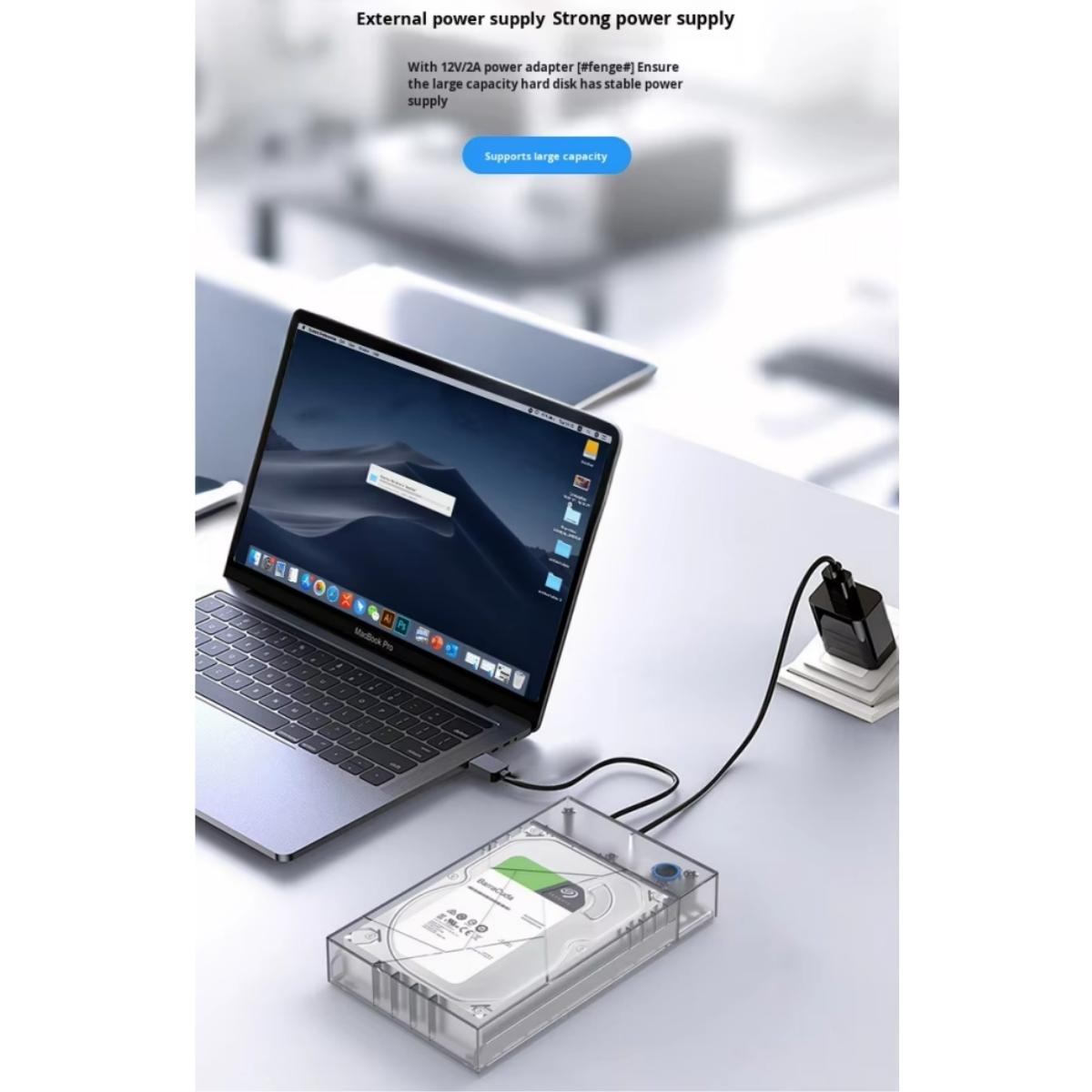 Ein Laptop mit externer Festplatte und Netzteil auf einem Schreibtisch.