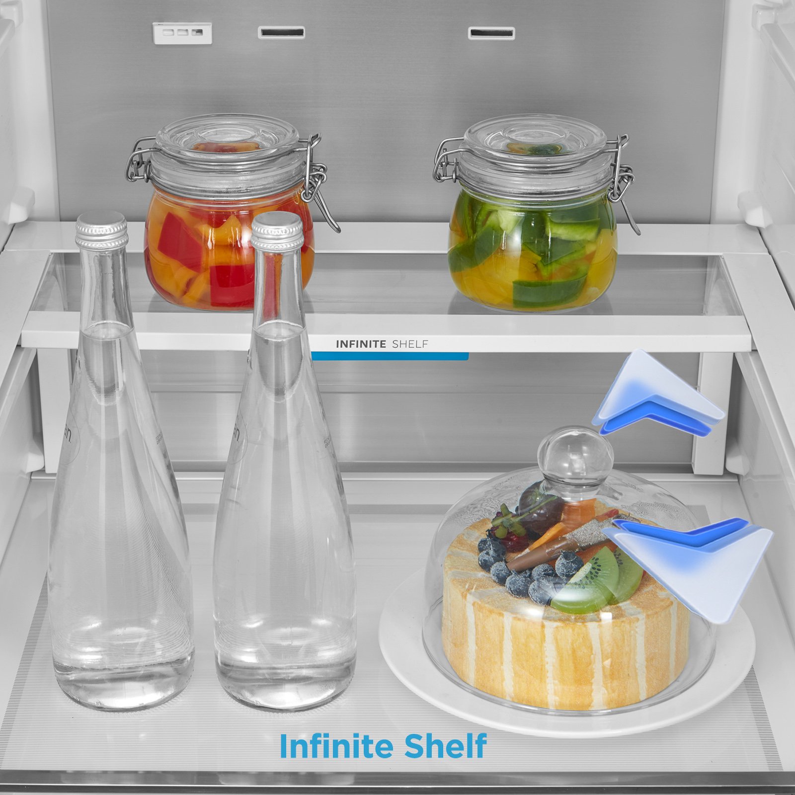 Kühlschrank mit Gläsern, Flaschen und einem Kuchen unter einer Haube.