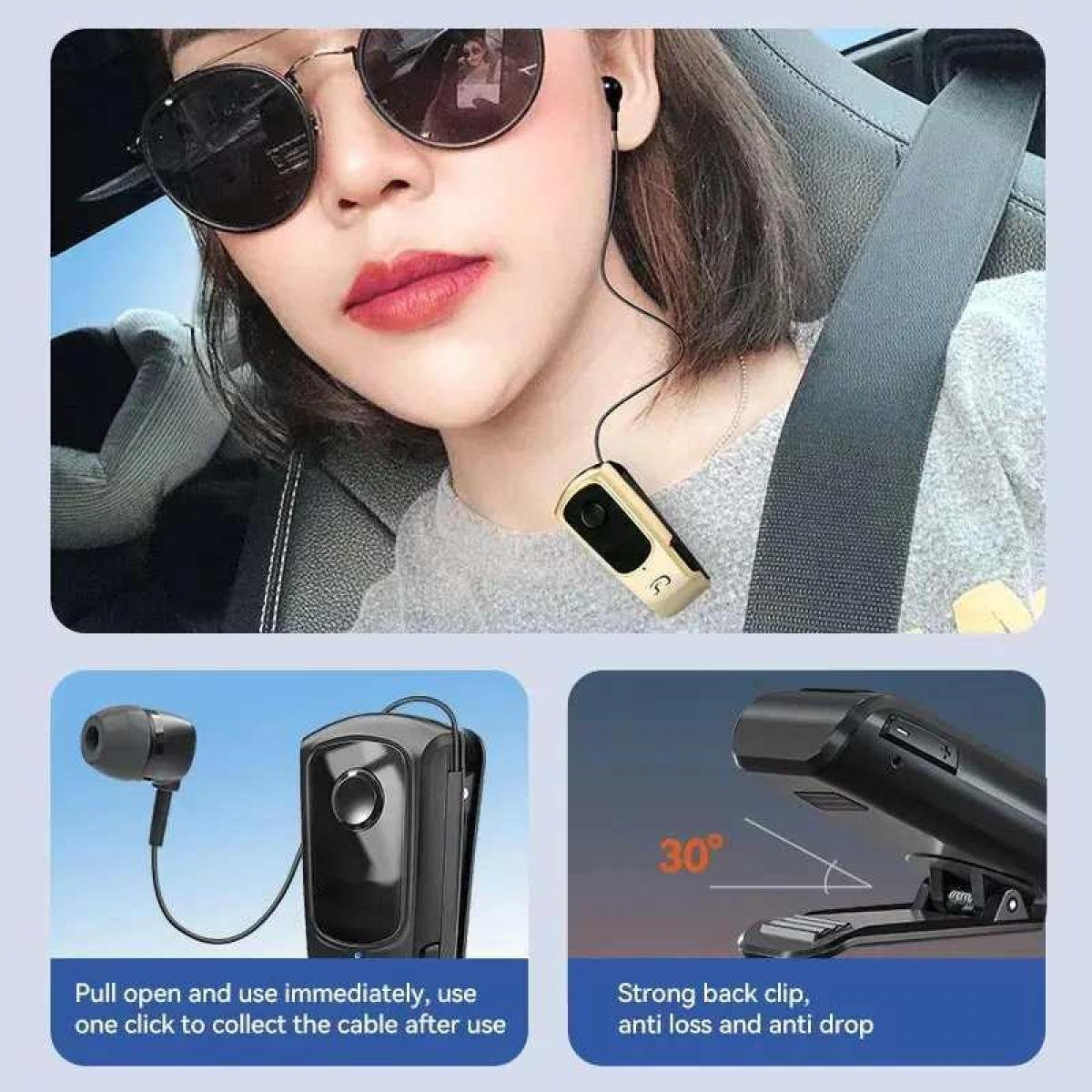 Frau im Auto mit Ohrhörer und goldenem Clip-Gerät.
