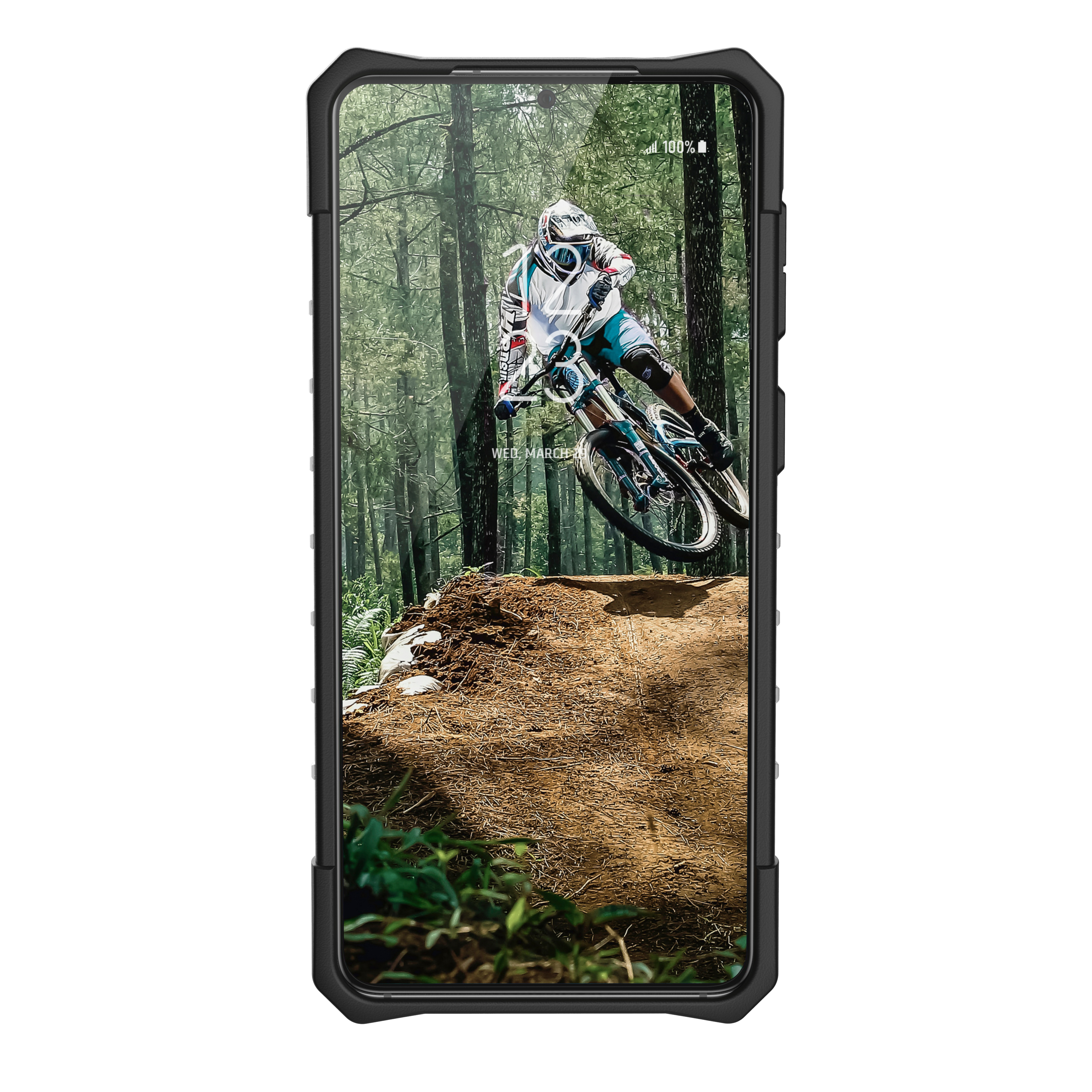 Mountainbiker springt over een dirt ramp in een bos.