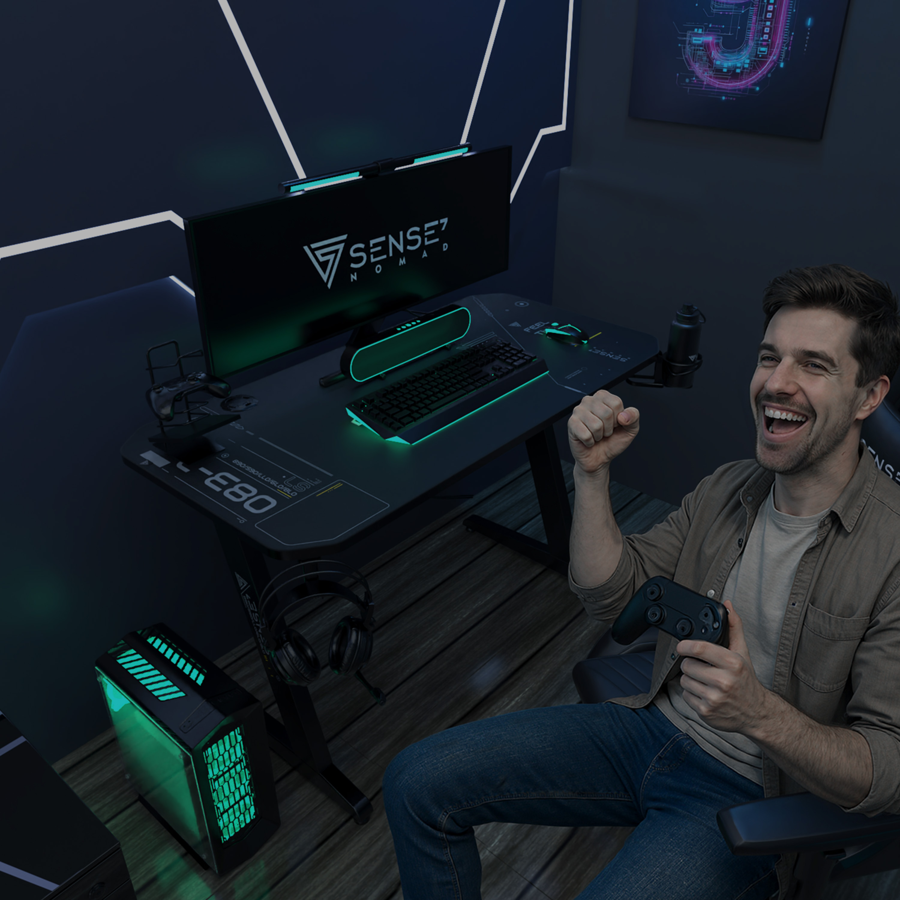 Een man juicht voor een gaming-setup met gloeiend toetsenbord en pc.
