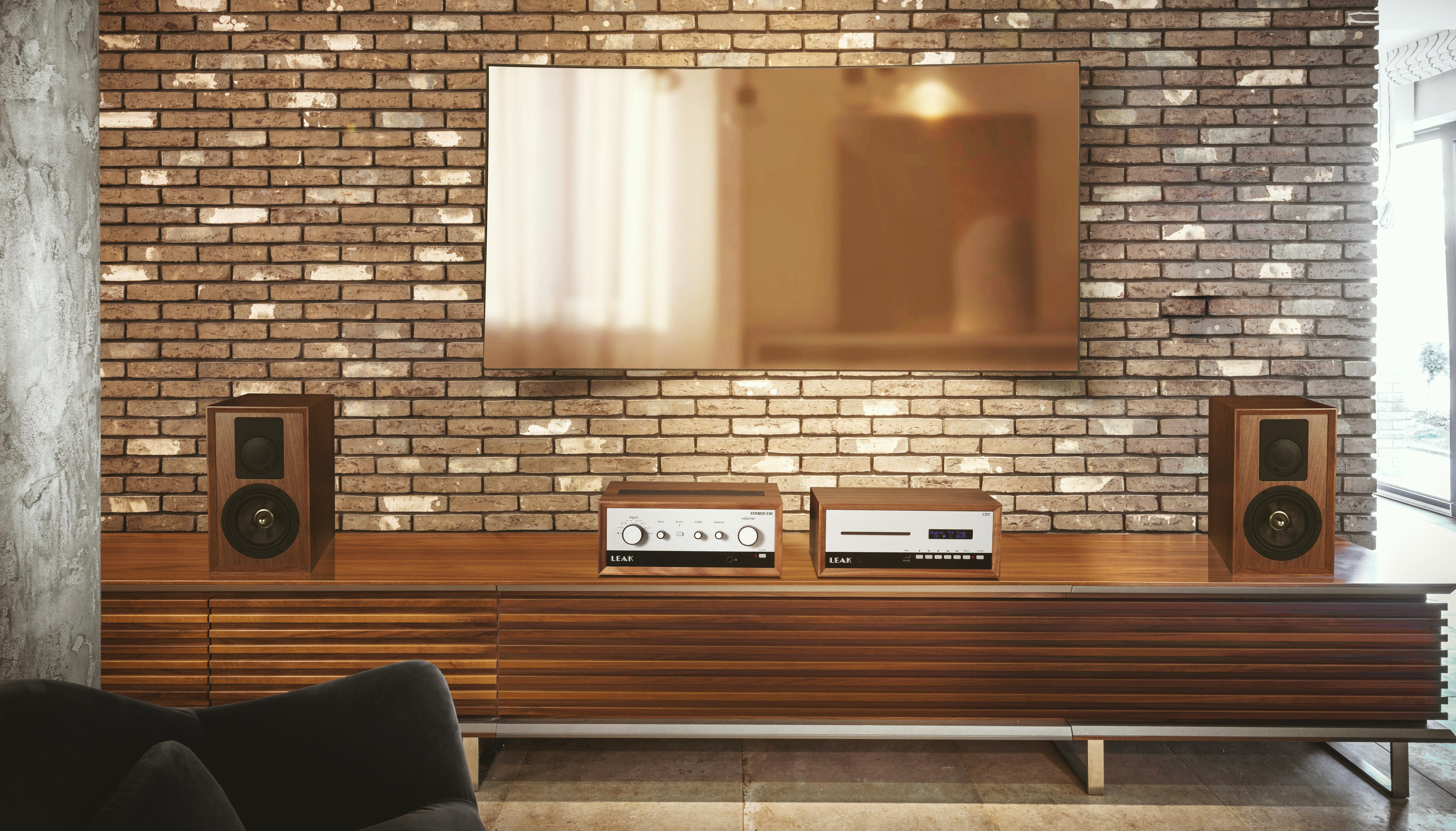 Een moderne entertainmentkast voor de woonkamer met luidsprekers en apparaten.