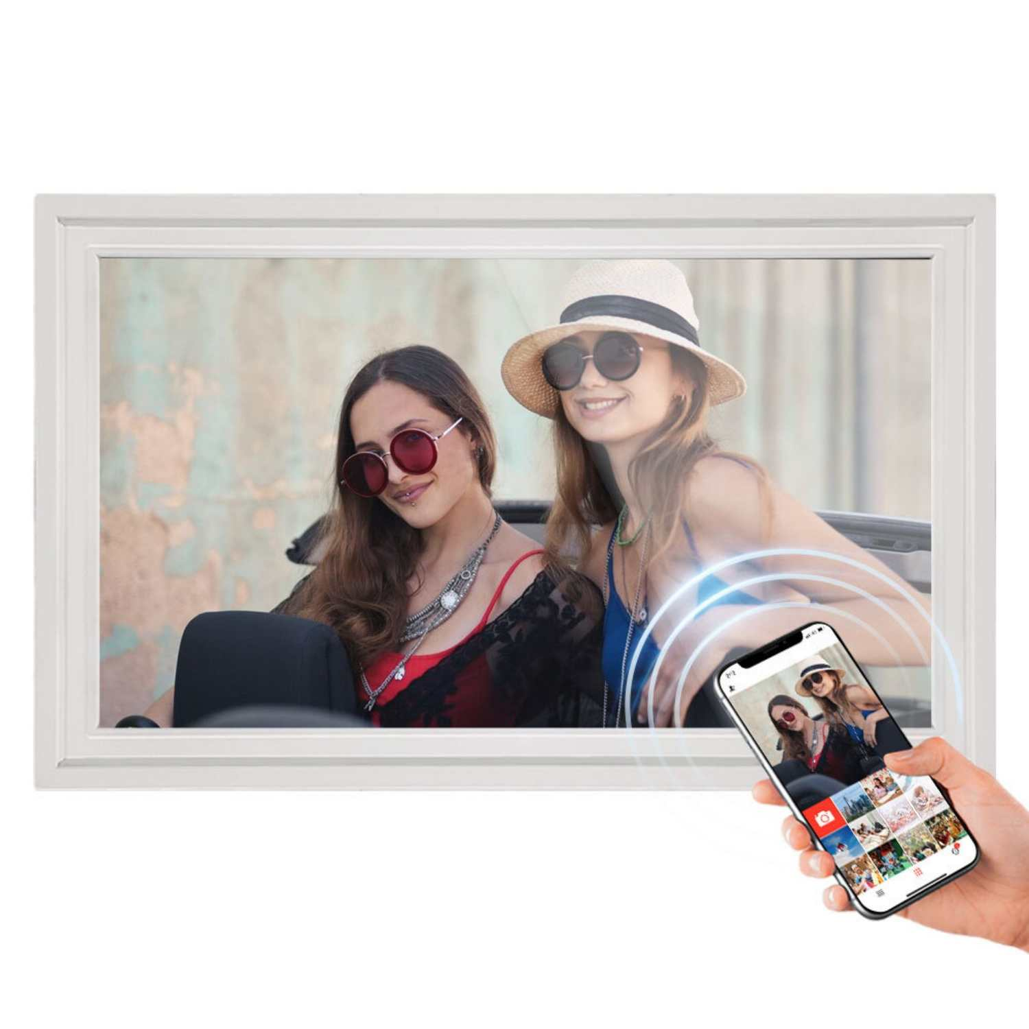 Zwei Frauen in einem Auto, eine hält ein Smartphone mit Fotos von ihnen.