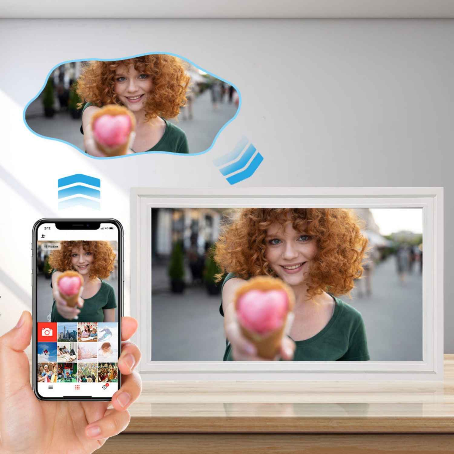 Frau mit roten Locken hält ein Eis mit Herzform in die Kamera. Handy zeigt Fotos.