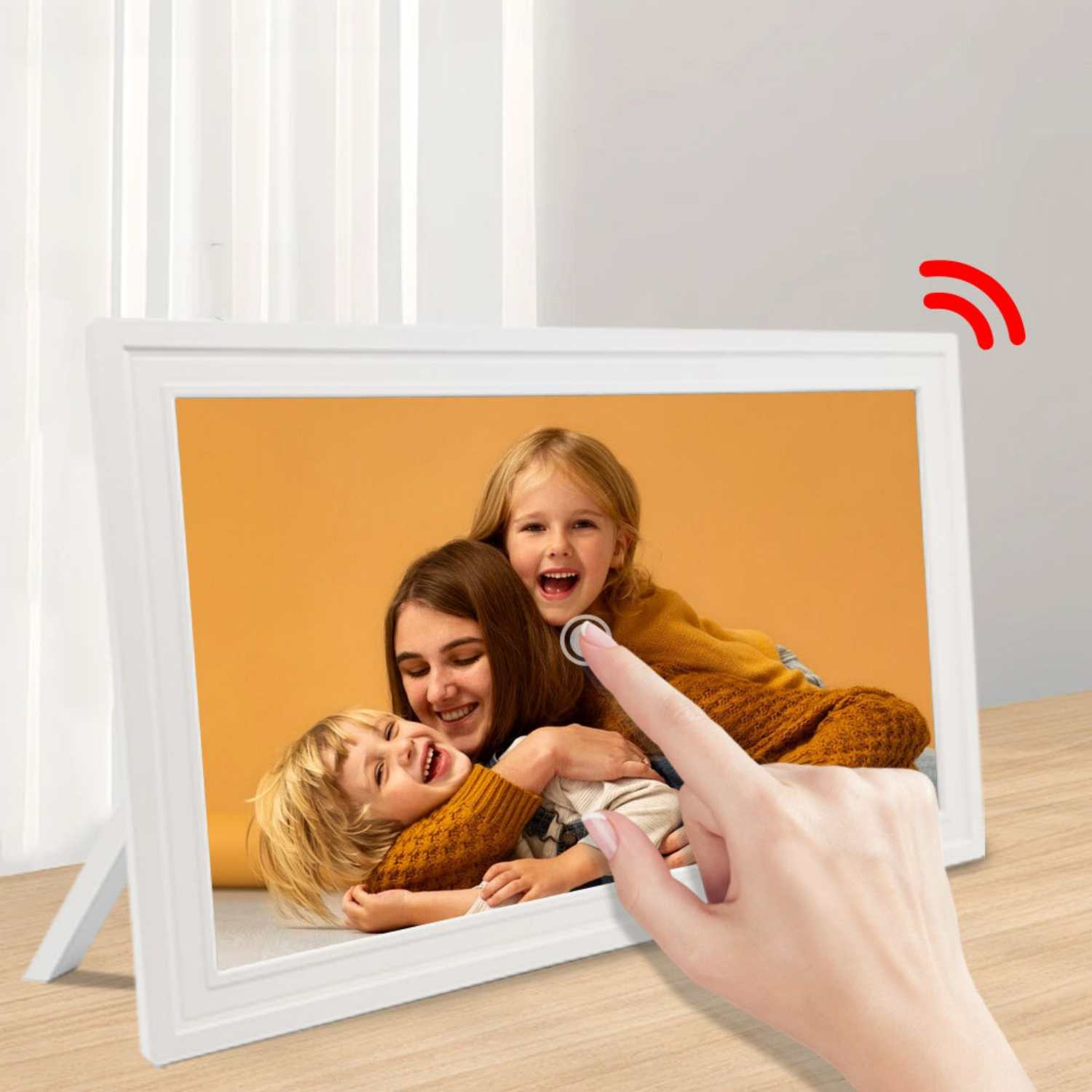 Ein Finger berührt einen digitalen Bilderrahmen mit lachenden Kindern.