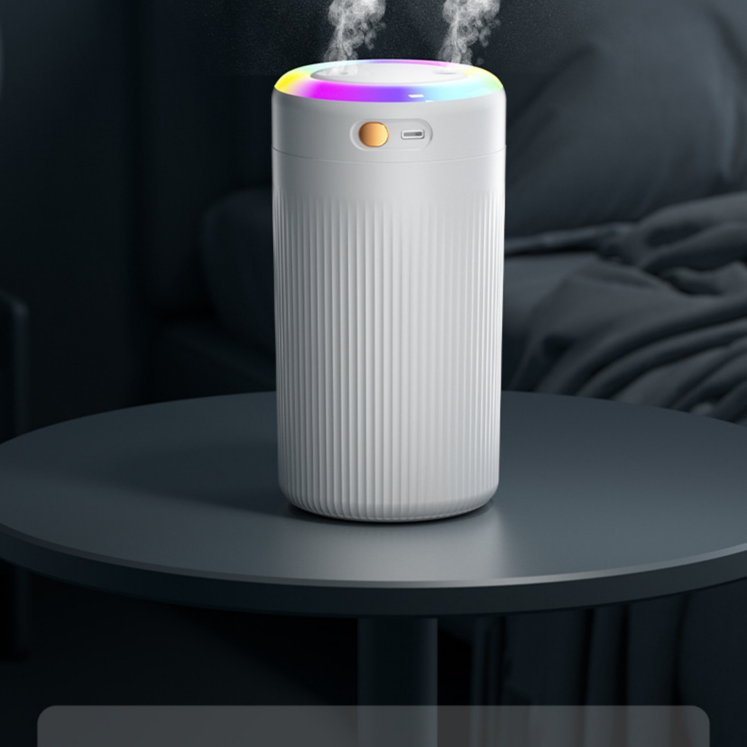 Ein weißer Luftbefeuchter mit farbigen Lichtern und Dampf auf einem Tisch.