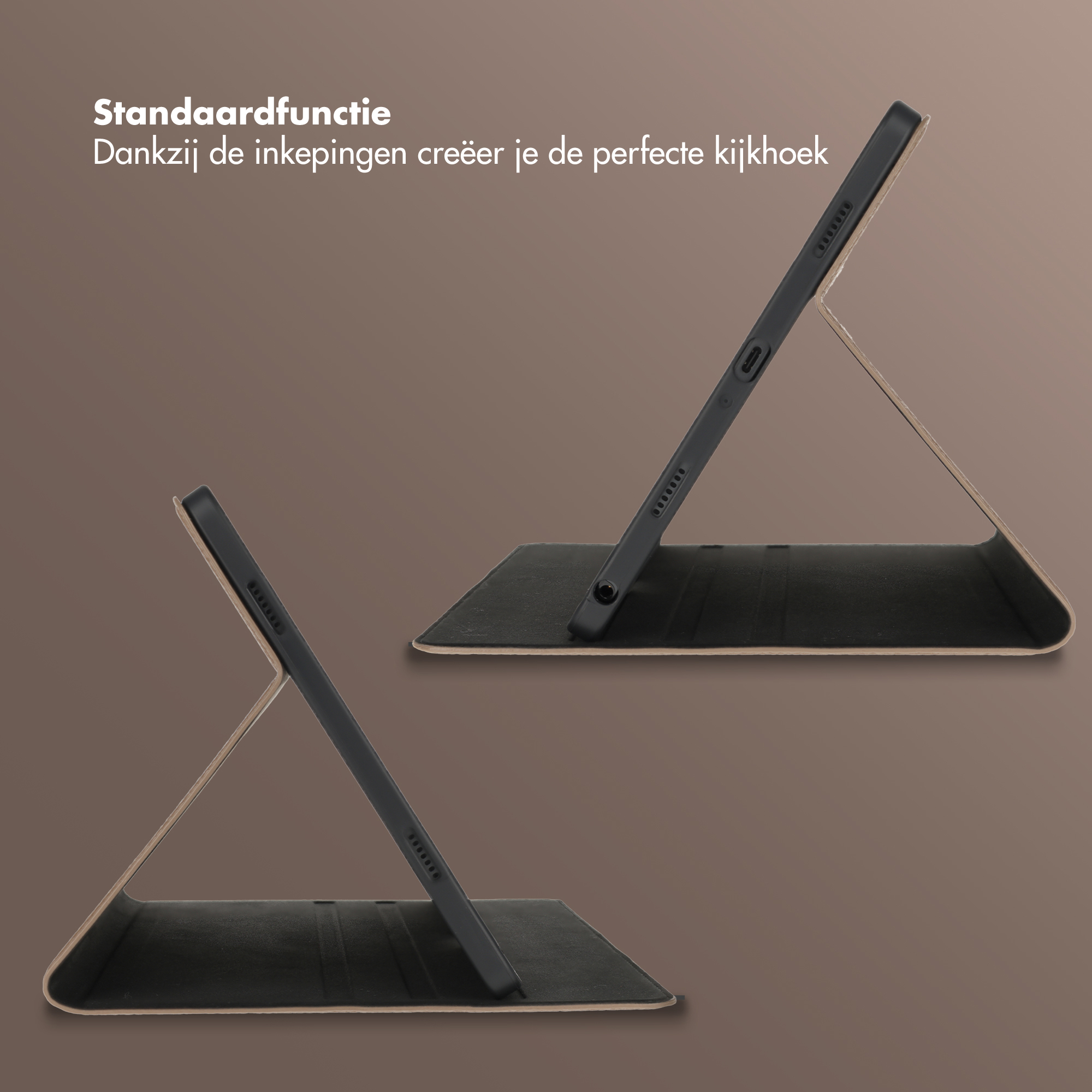 Een zwarte tablet in een standaardhoes, vanuit twee hoeken getoond op bruine achtergrond.