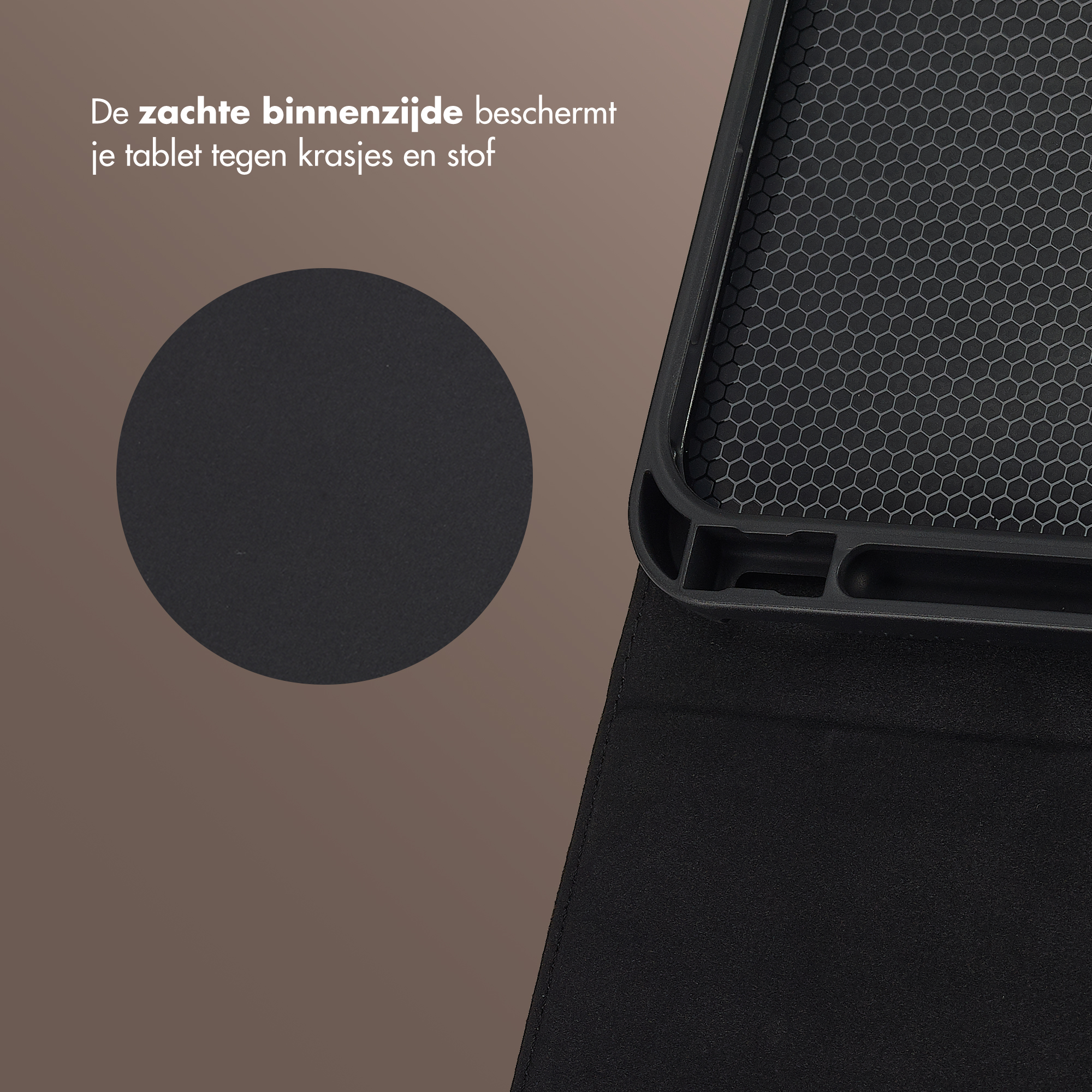 Zwart tablethoes met honingraat binnenkant en zachte voering.