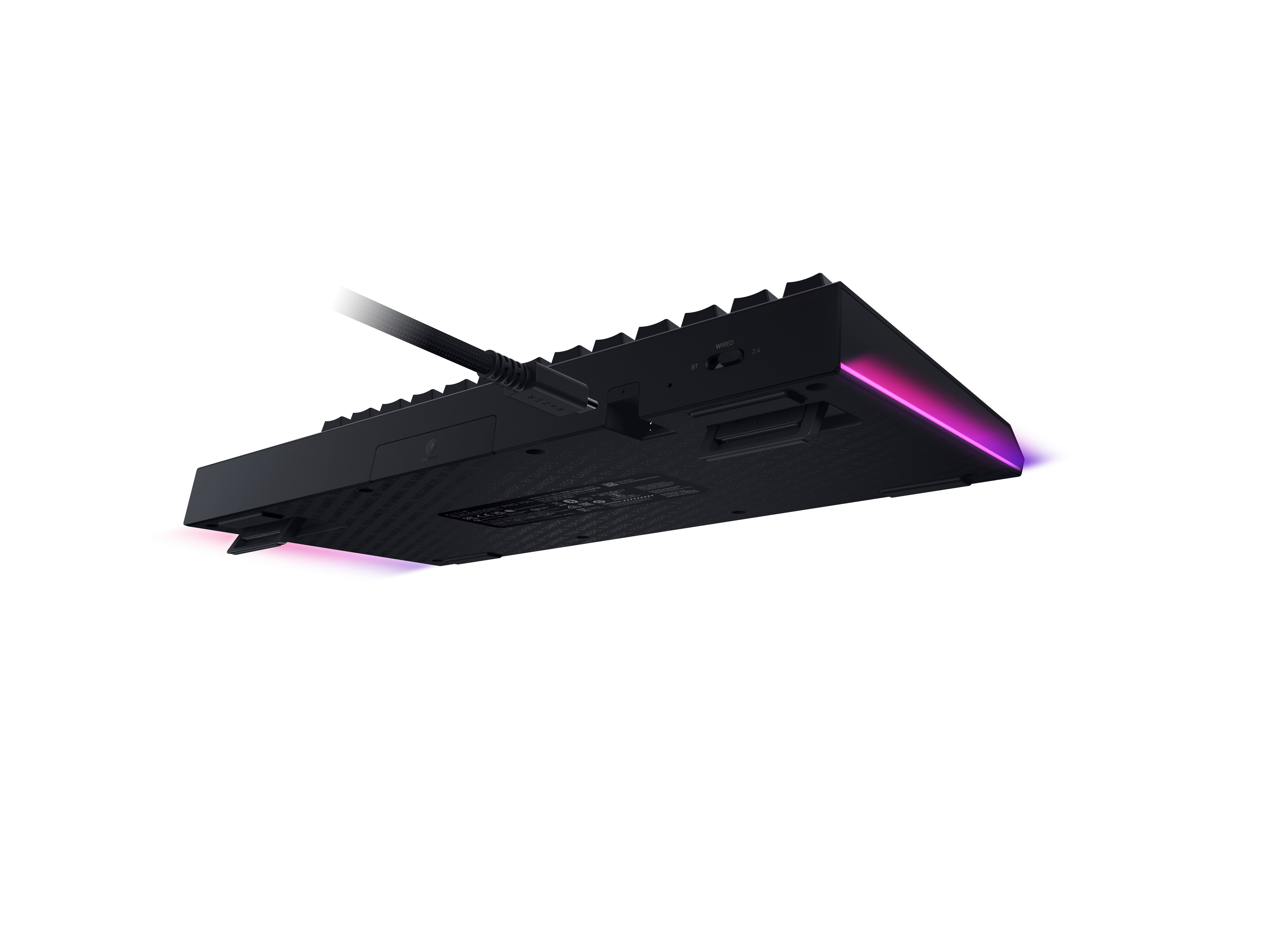 Zwart toetsenbord met RGB-verlichting en kabelaansluiting, van onderen gezien.