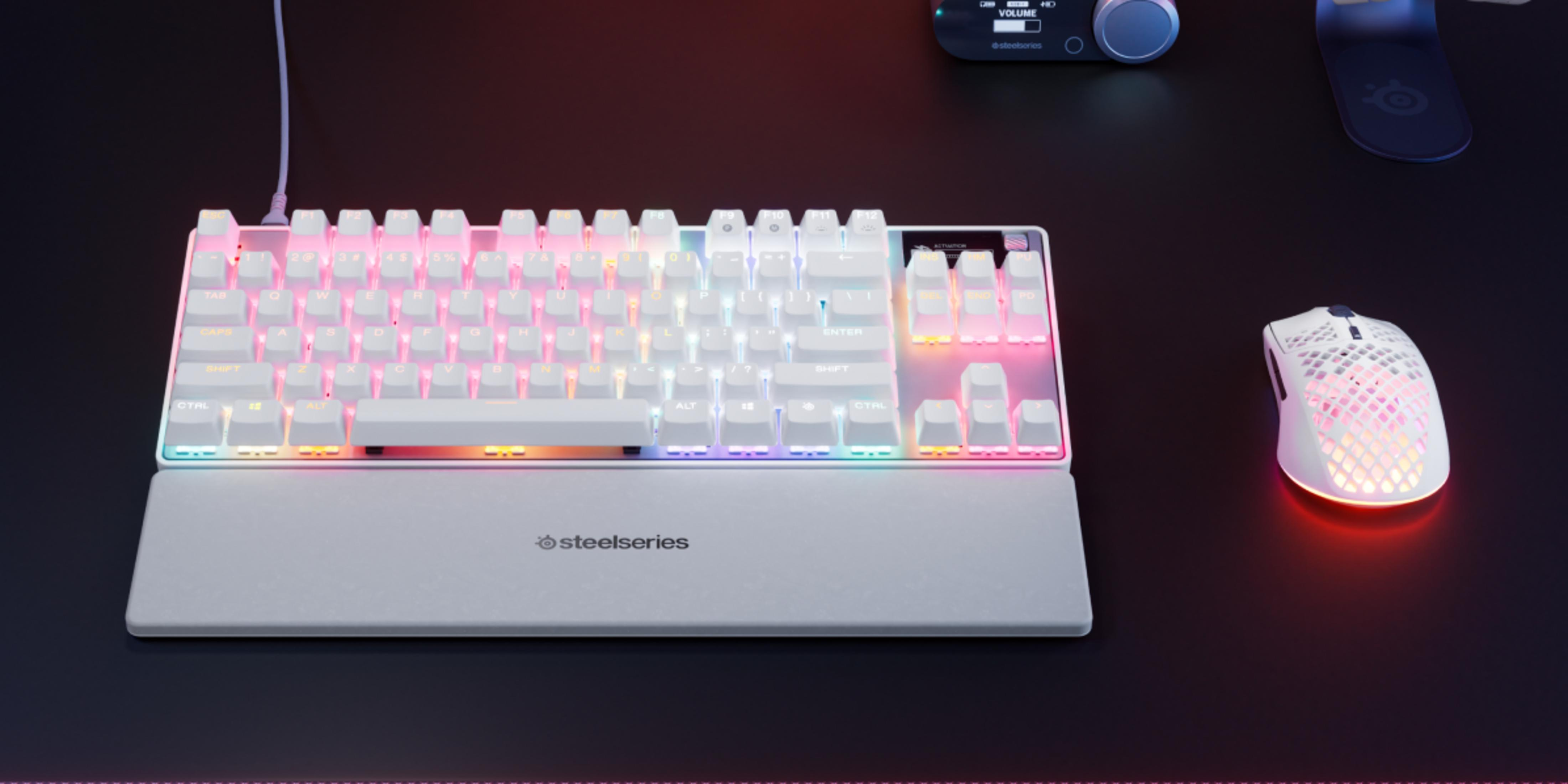 Una tastiera bianca con illuminazione RGB e un mouse gaming.