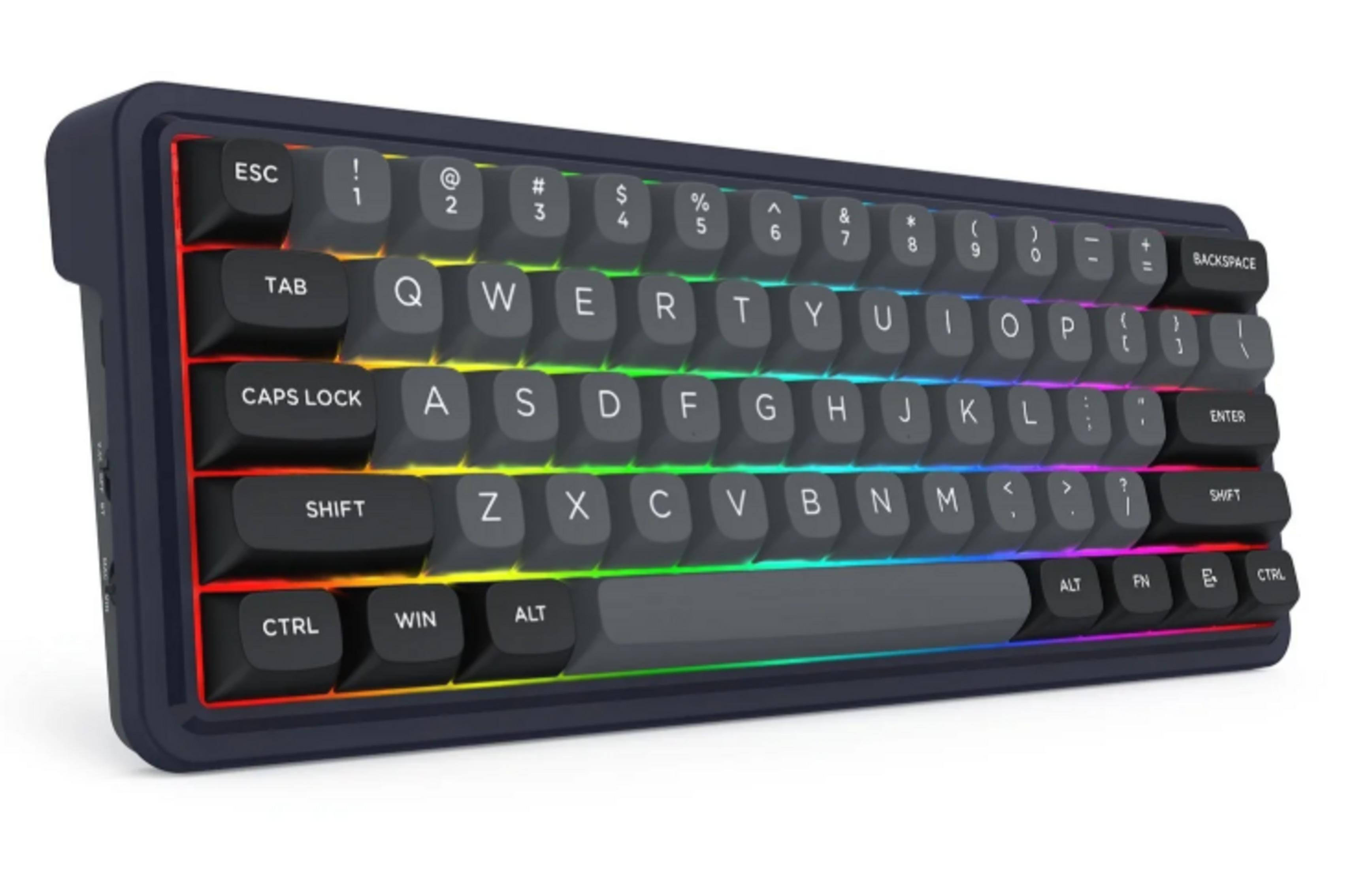 Una tastiera scura con illuminazione RGB tra i tasti.