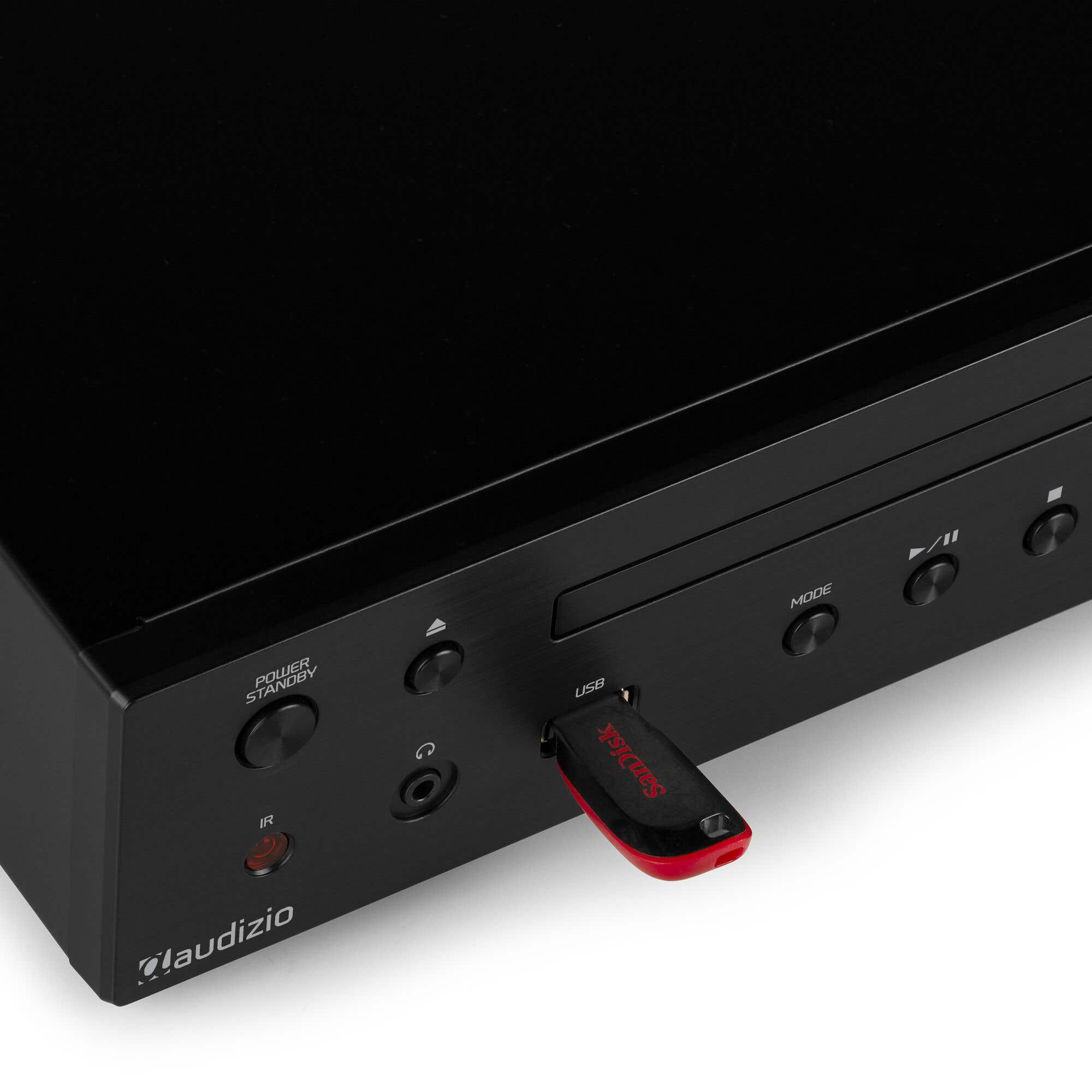 Ein schwarzer Audioplayer mit einem roten USB-Stick, der in den USB-Anschluss gesteckt ist.