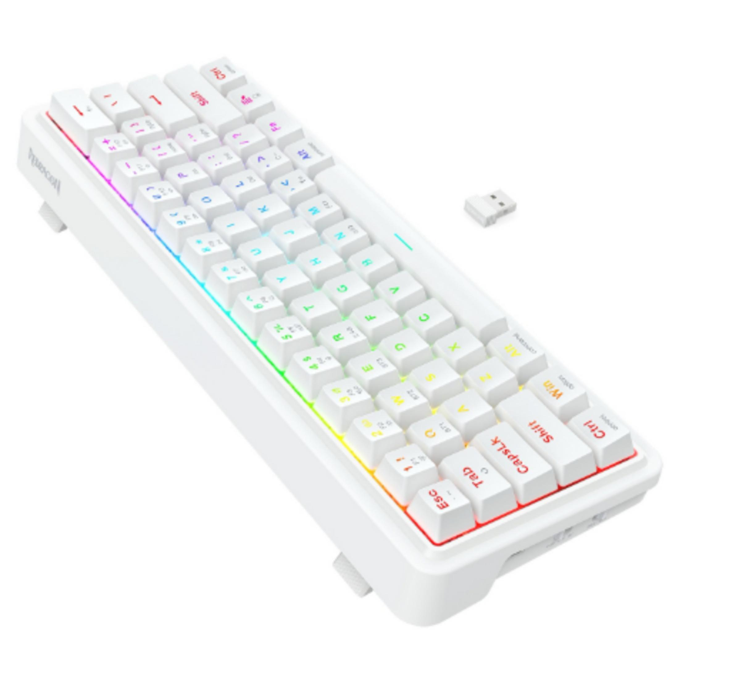 Una tastiera bianca e compatta con retroilluminazione arcobaleno e dongle USB.