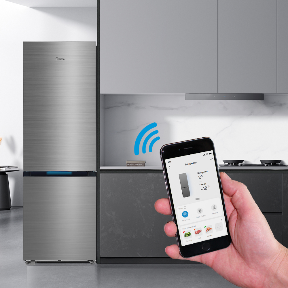 Ein Smartphone steuert einen modernen Kühlschrank mit App-Oberfläche.