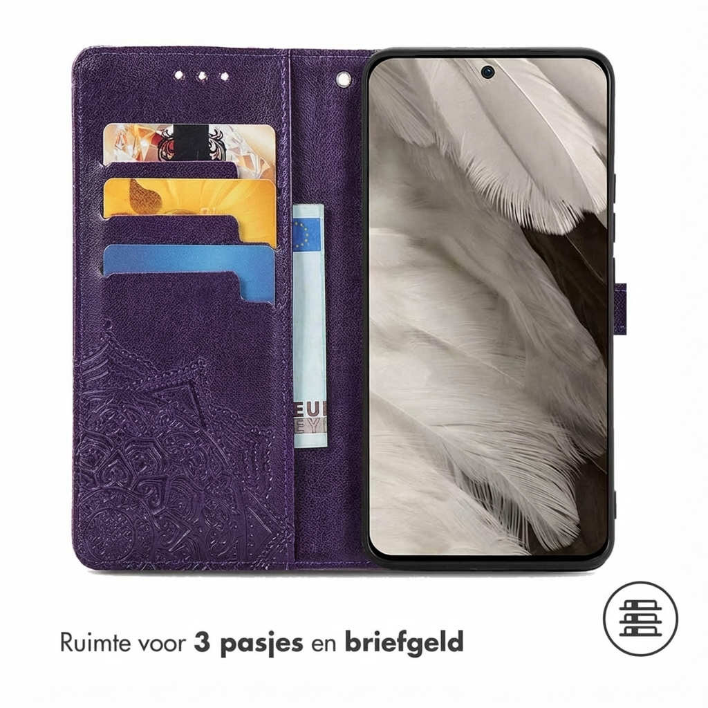 Paarse telefoonhoes met kaarthouders en geldvak. Telefoon met verenachtergrond.