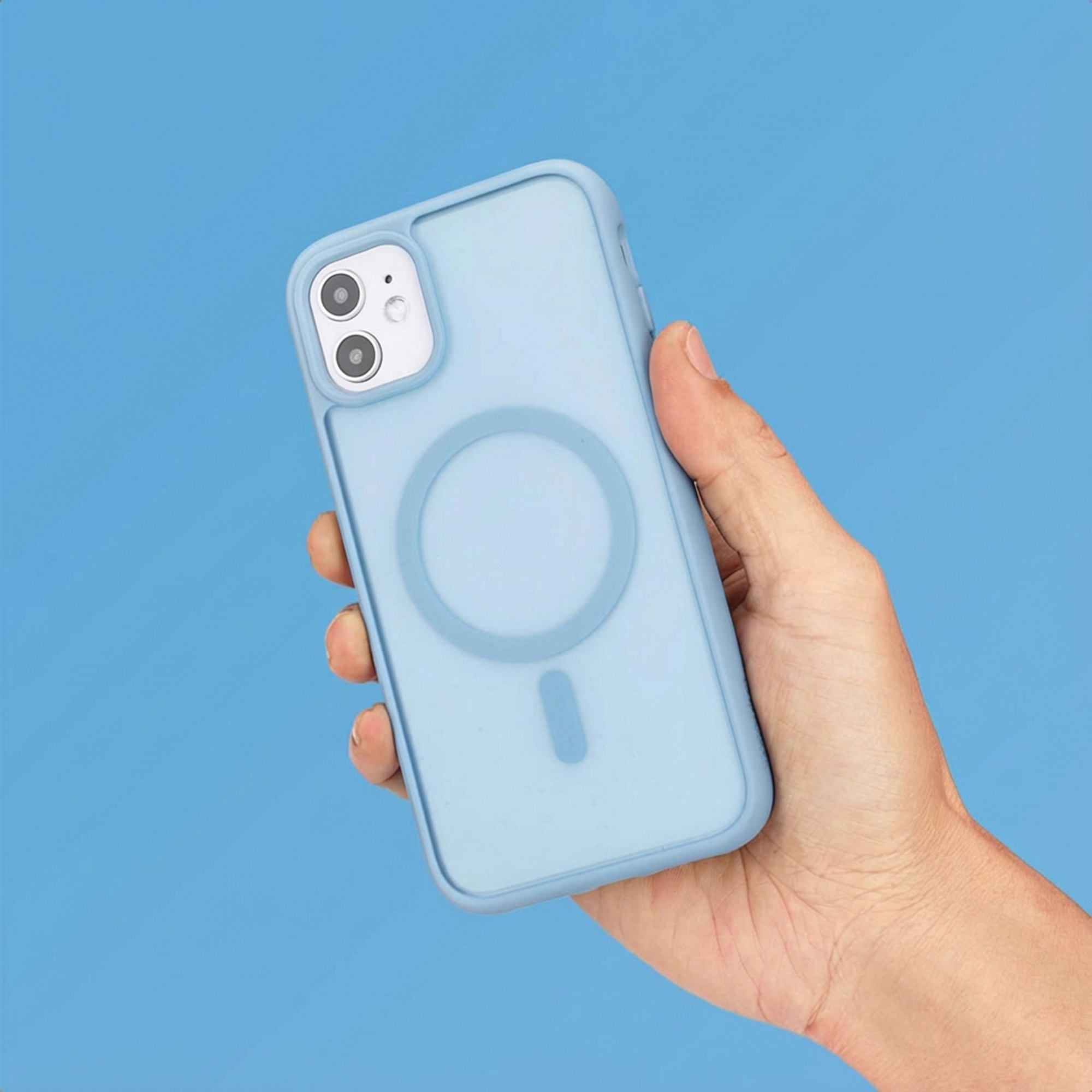Une main tient un étui de téléphone bleu clair avec un indicateur de charge magnétique.