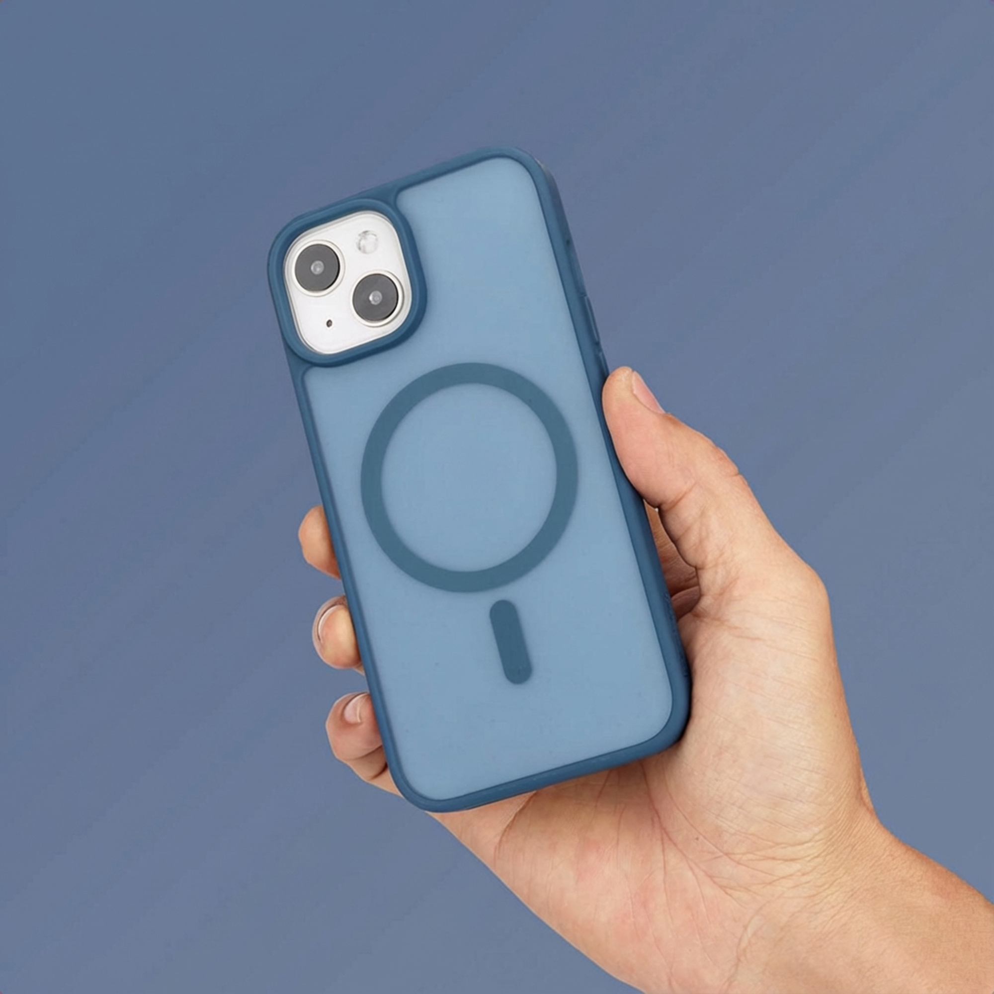 Hand houdt blauwe iPhone hoes vast met MagSafe ring en lenzen.