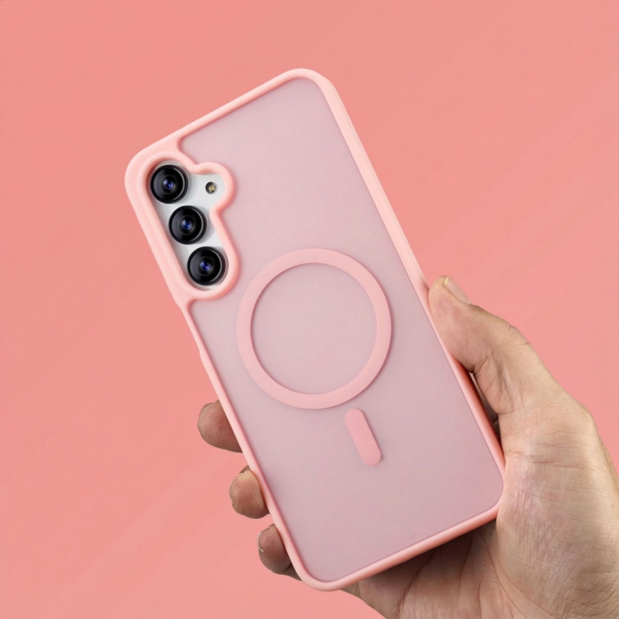 Una mano tiene una cover rosa per telefono con un anello magnetico rotondo.