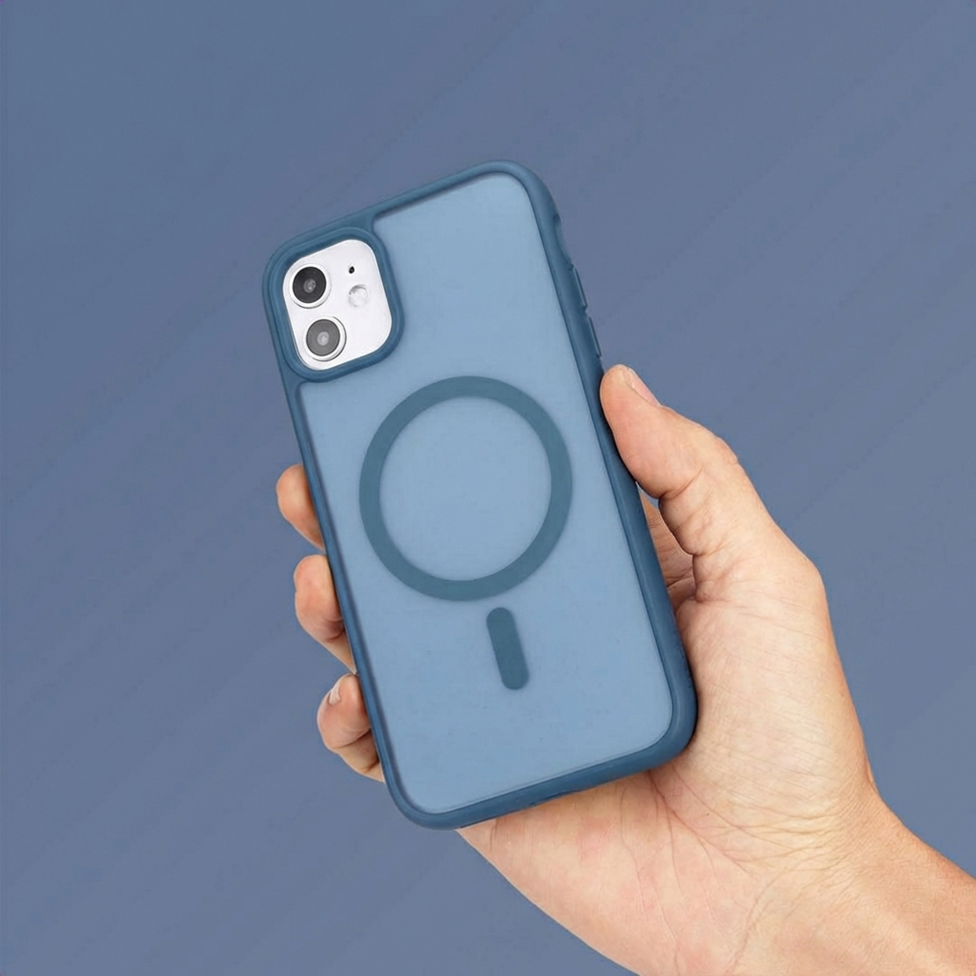 Une main tenant un téléphone bleu avec module caméra et icône circulaire.