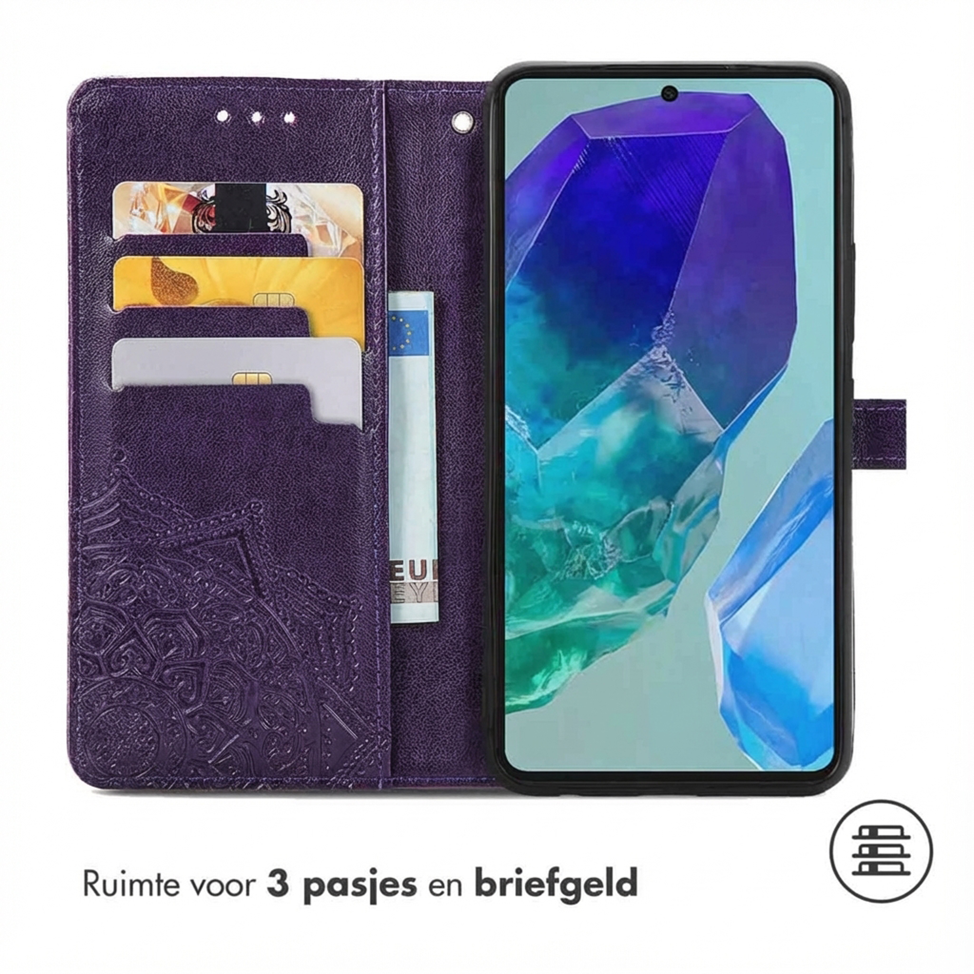 Paarse telefoonhoes met kaarthouders en geldvak. Telefoonscherm toont abstracte blauwe kristallen.