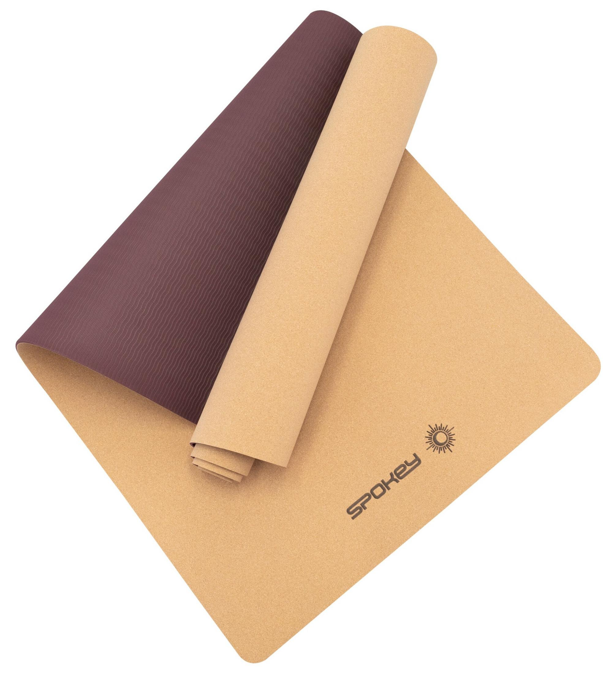 Brązowa i jasnobrązowa mata do jogi leżą obok siebie.