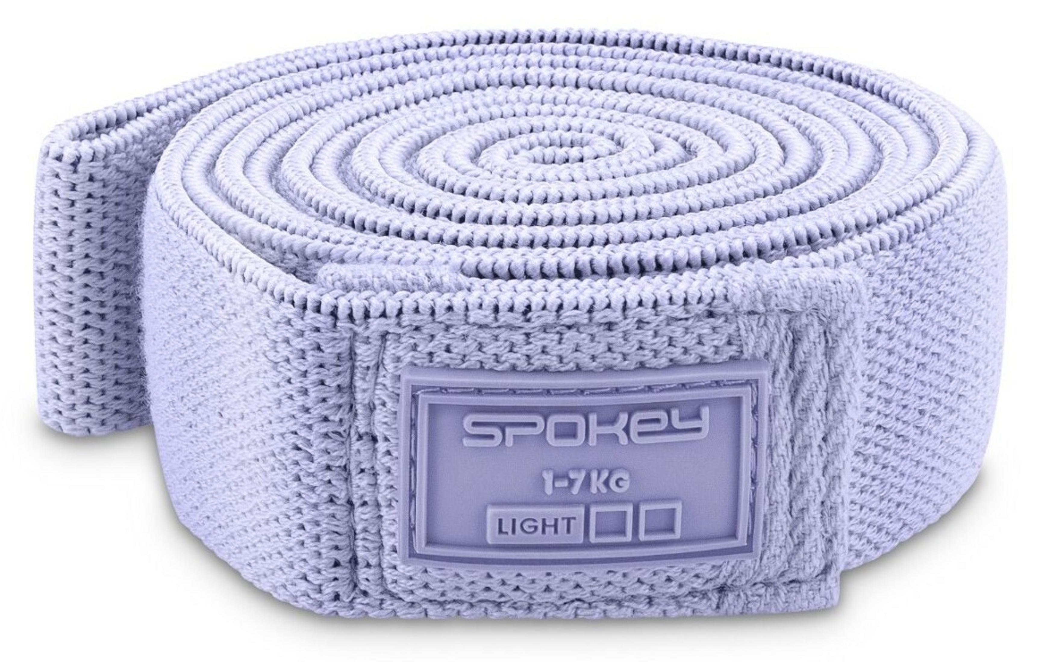 Una banda de fitness morada clara, enrollada, con el logo de Spokey y etiqueta "Light 1-7KG".