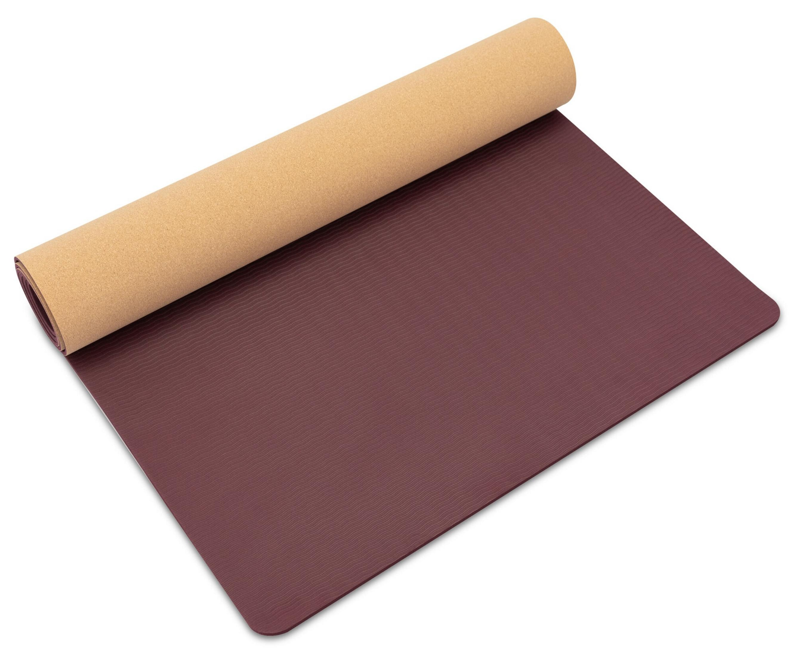 Ciemnoczerwona mata do jogi o falistej fakturze, częściowo zwinięta z jasnobrązowym korkiem.