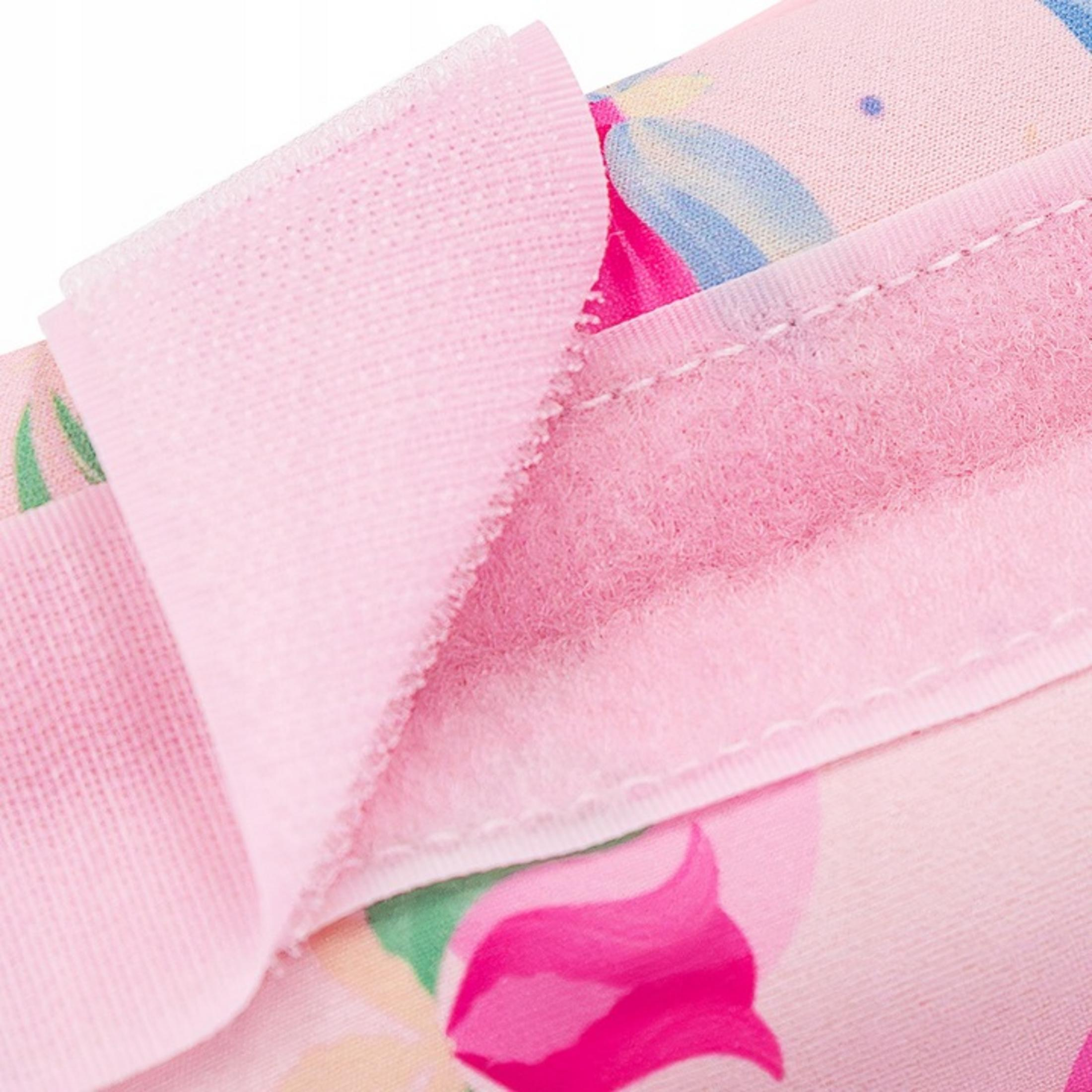 Primer plano de tela rosa con estampado floral y cierre de velcro.