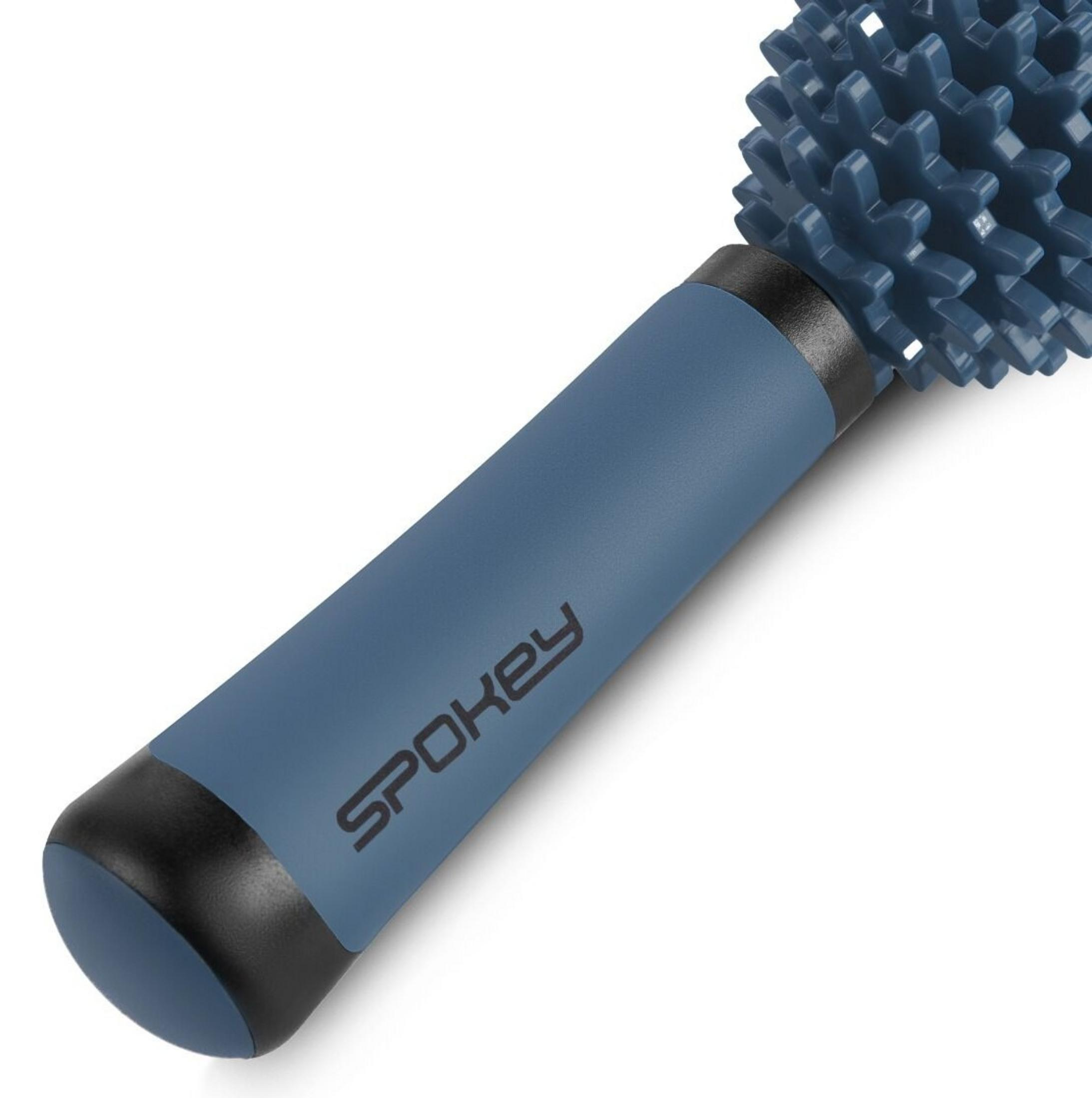 Manico blu per rullo massaggiante con testo SPOKEY e rullo texturizzato.