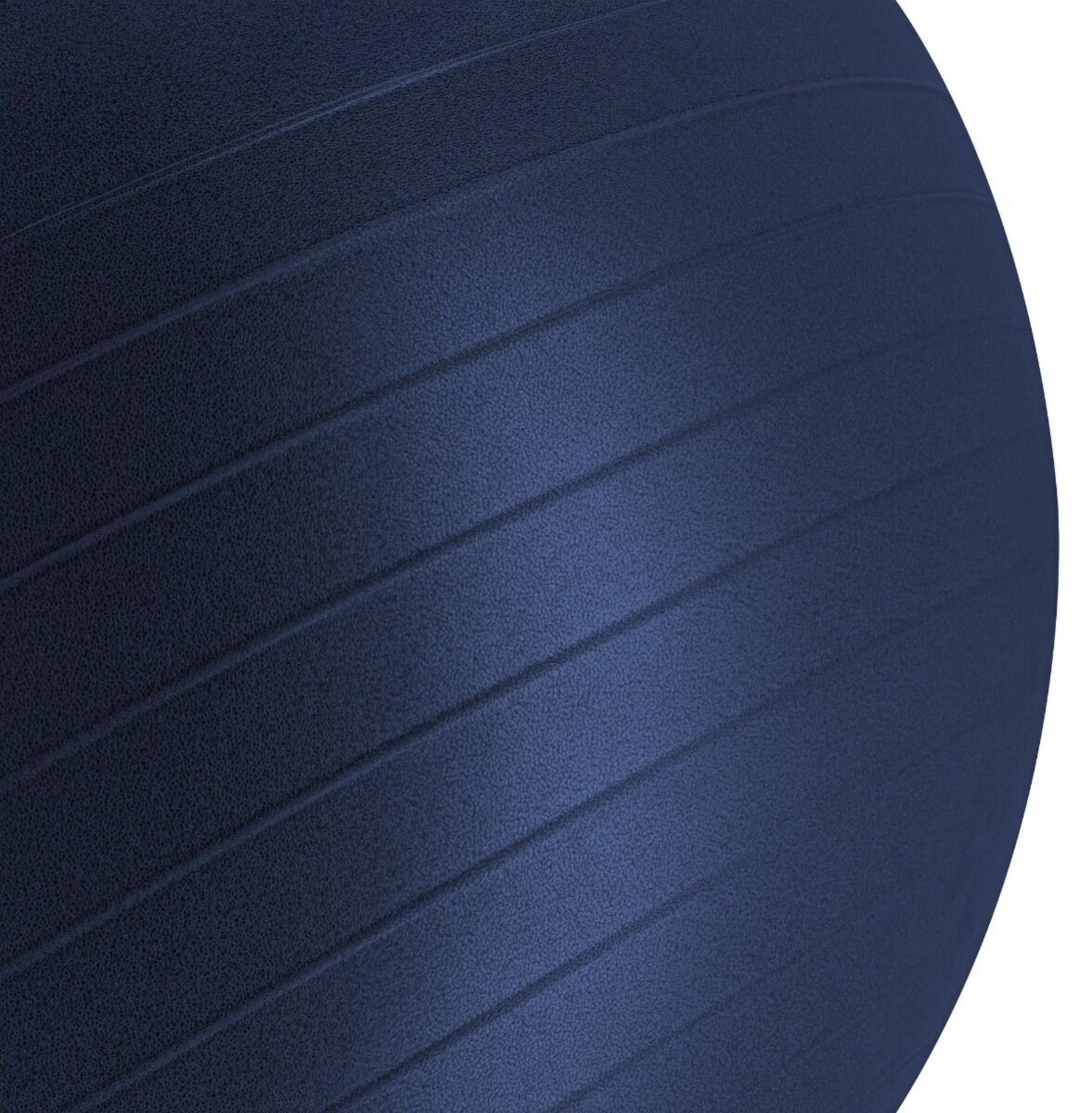Primer plano de una pelota de ejercicio azul oscuro con crestas horizontales.