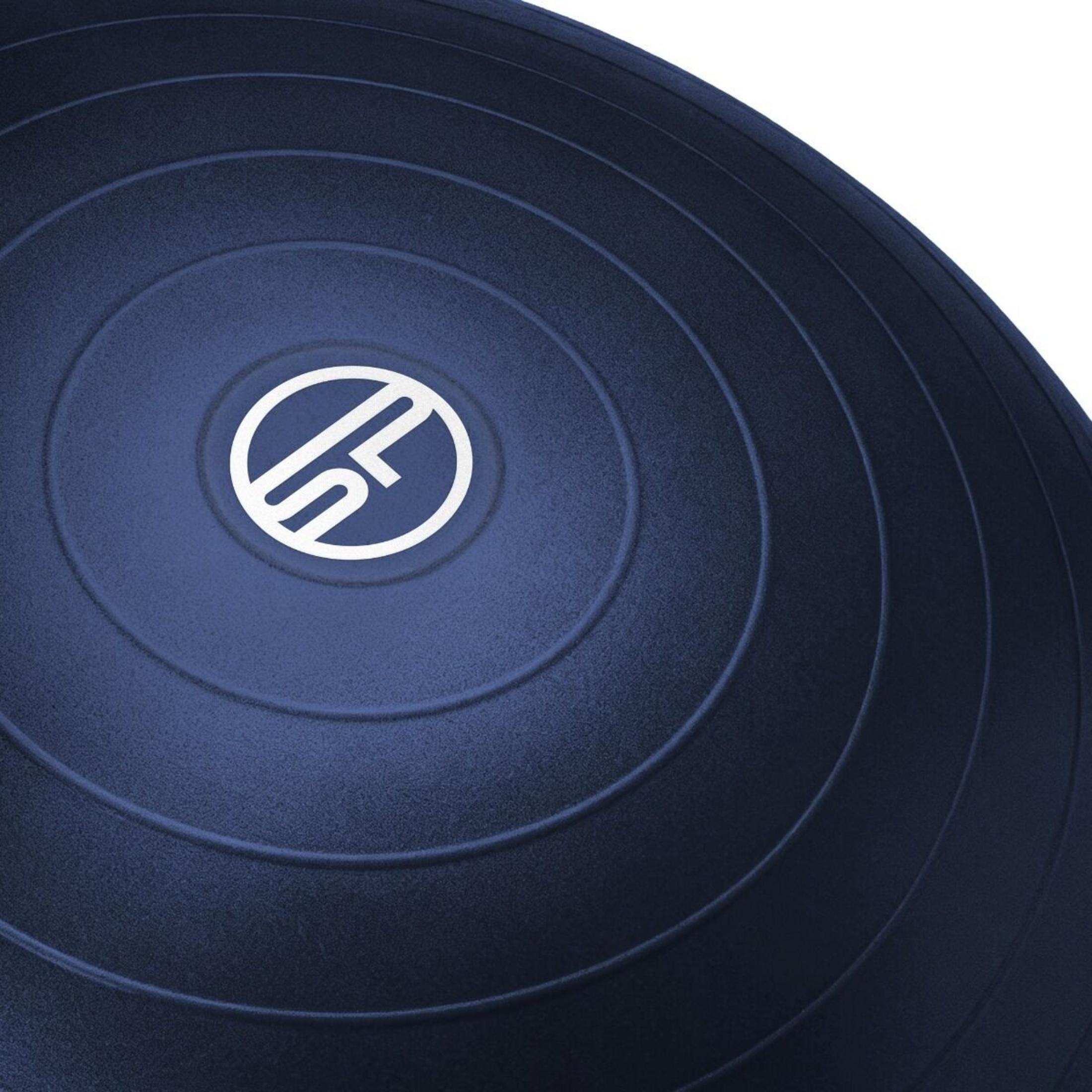 Superficie azul oscuro de balón de ejercicio con ranuras concéntricas y logo.