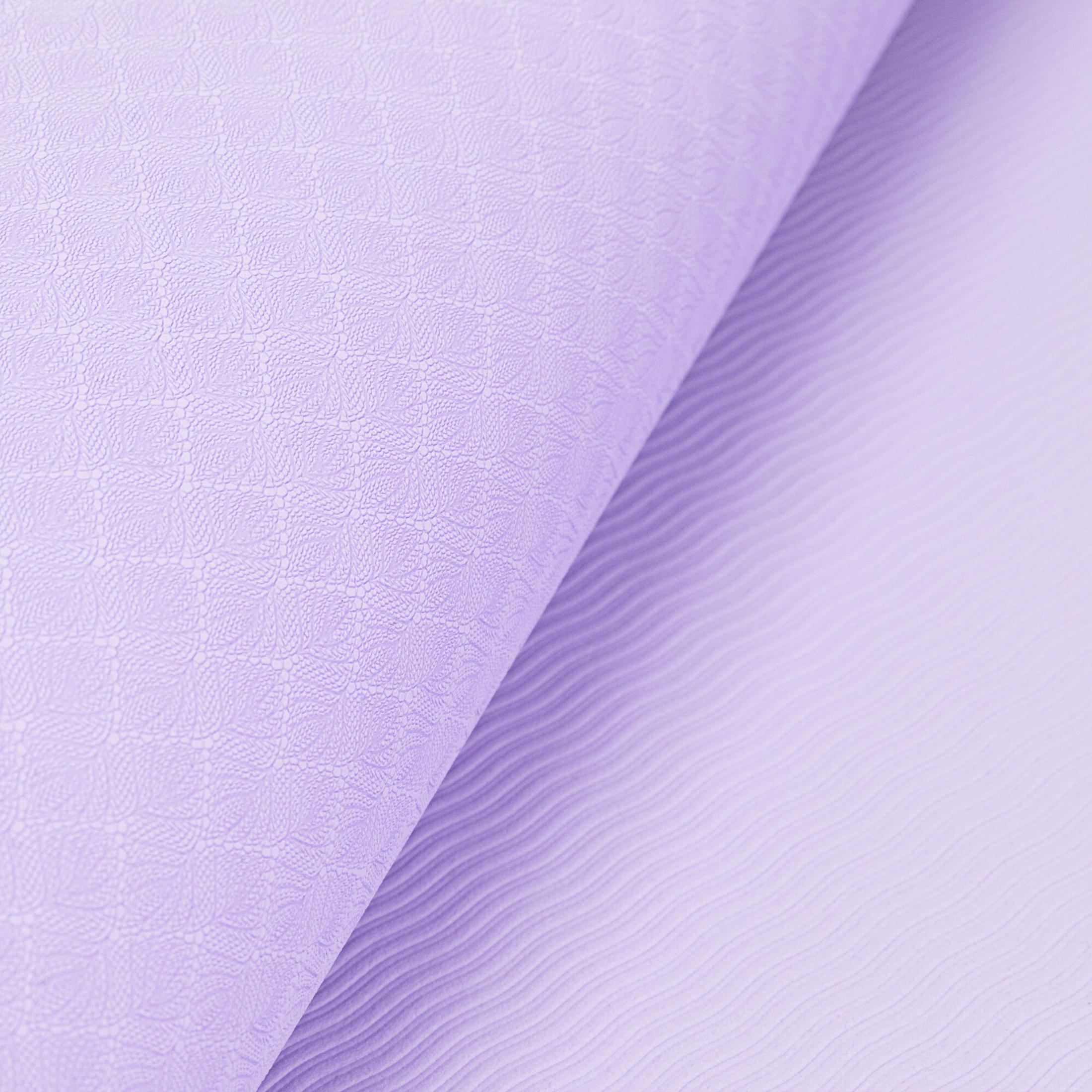 Esterilla de yoga morada con estampado de hojas y textura de ondas.