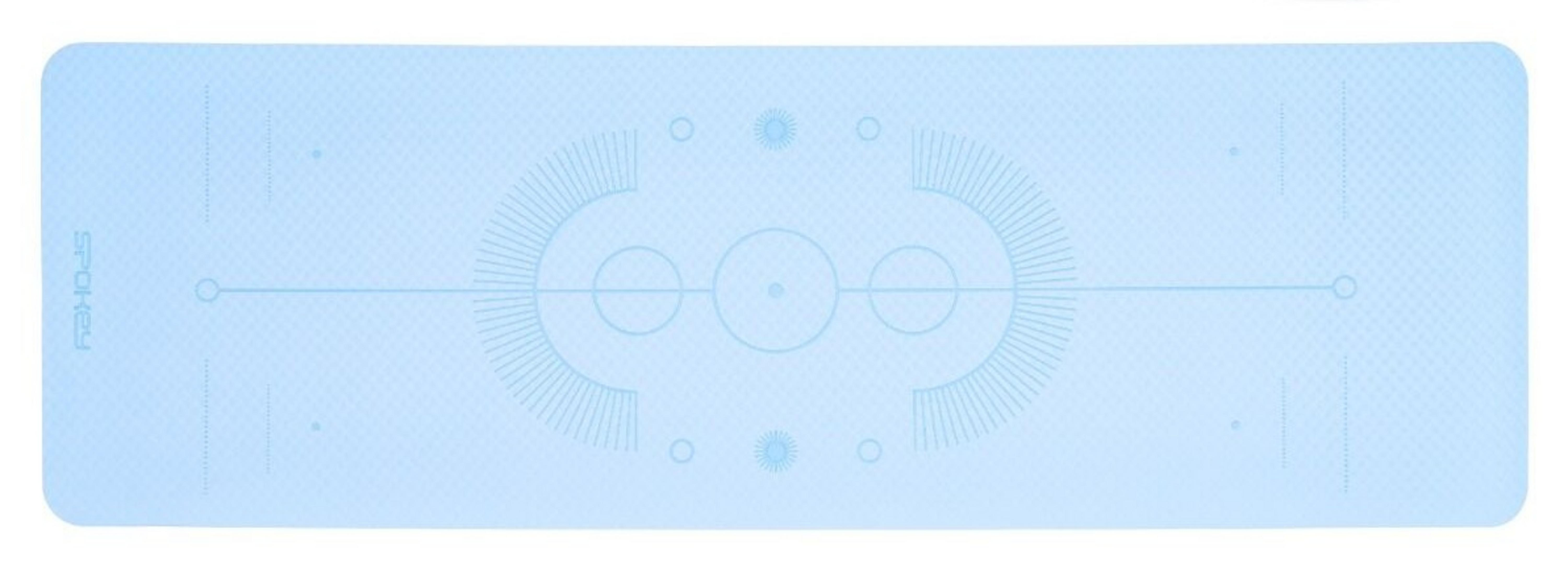 Esterilla de yoga azul claro con líneas y círculos geométricos, logo Spokey.