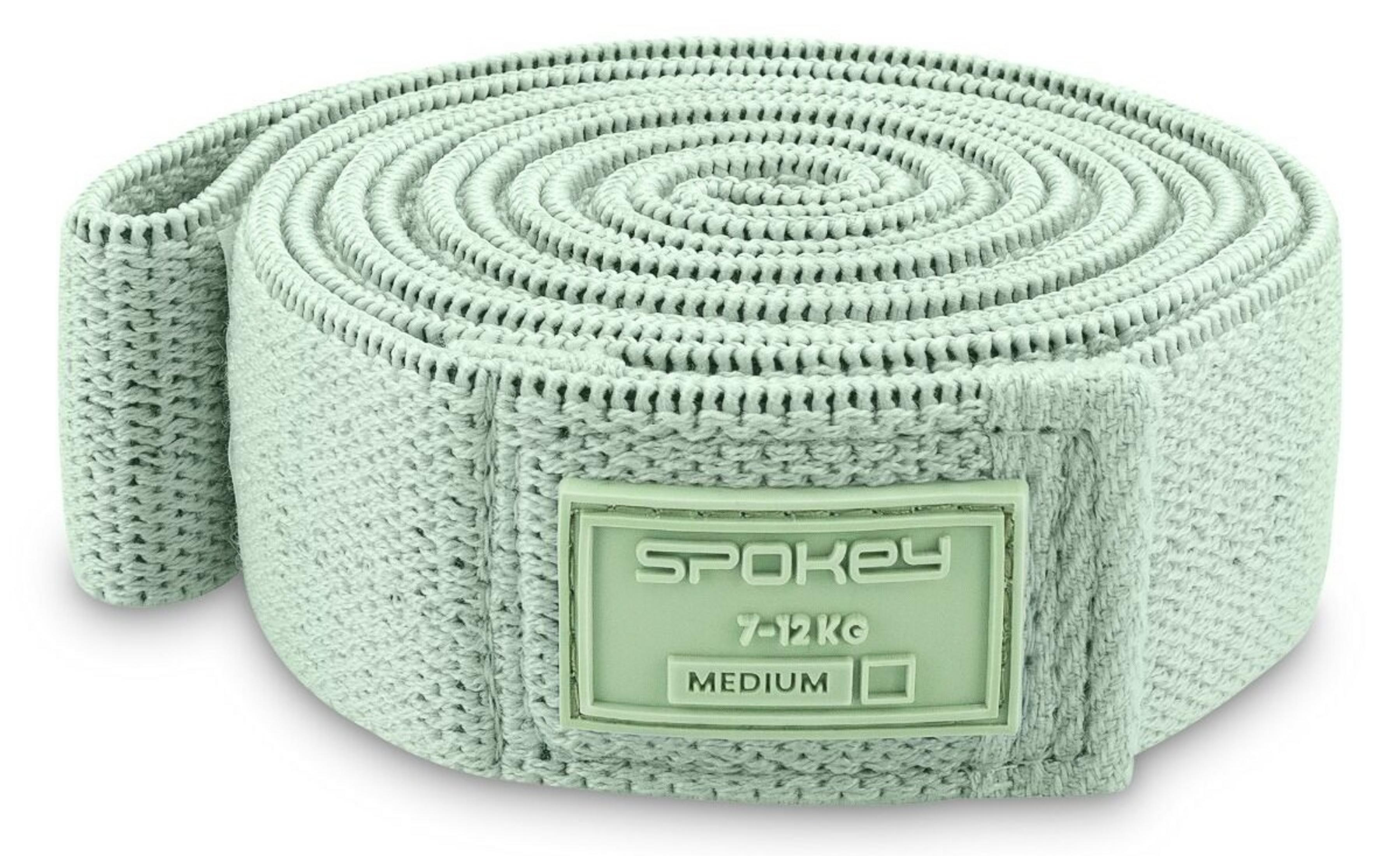 Una banda elástica verde claro, enrollada con logo SPOKEY e indicador de tamaño MEDIUM.