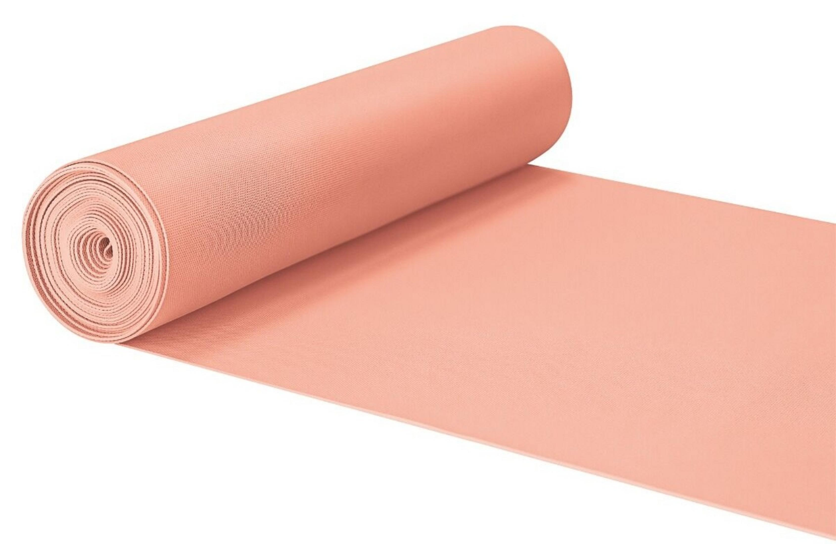 Una alfombrilla naranja claro enrollada con una superficie desplegada.
