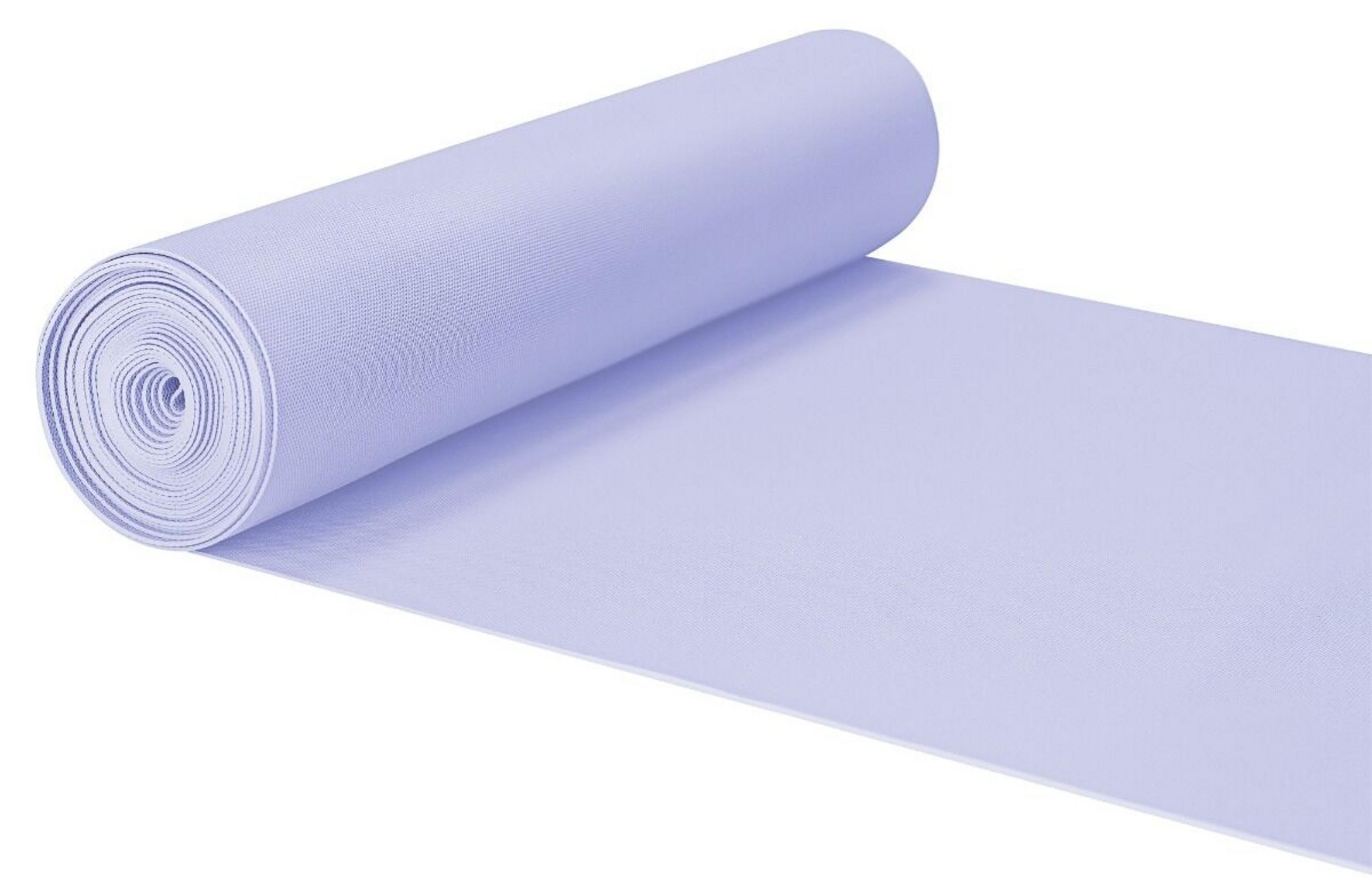 Un rollo de tela morada clara yace sobre un fondo blanco. La tela tiene textura.