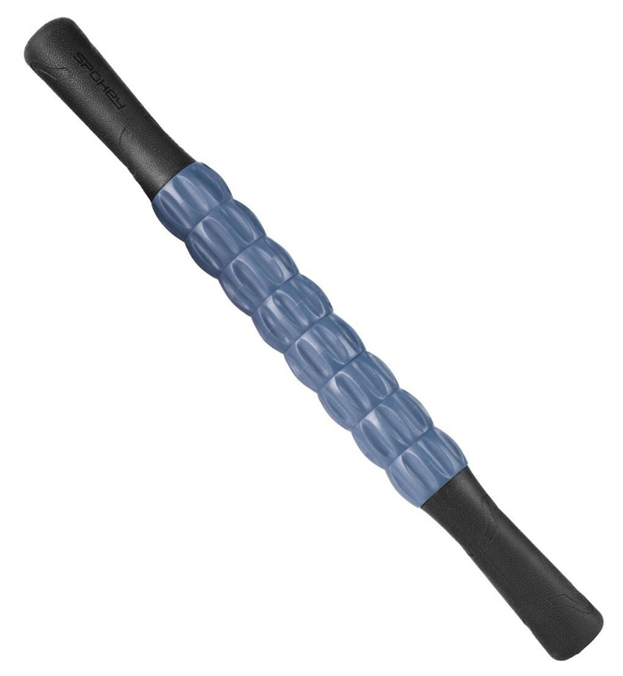 Niebieski wałek do masażu z czarnymi uchwytami i prążkowaną powierzchnią.