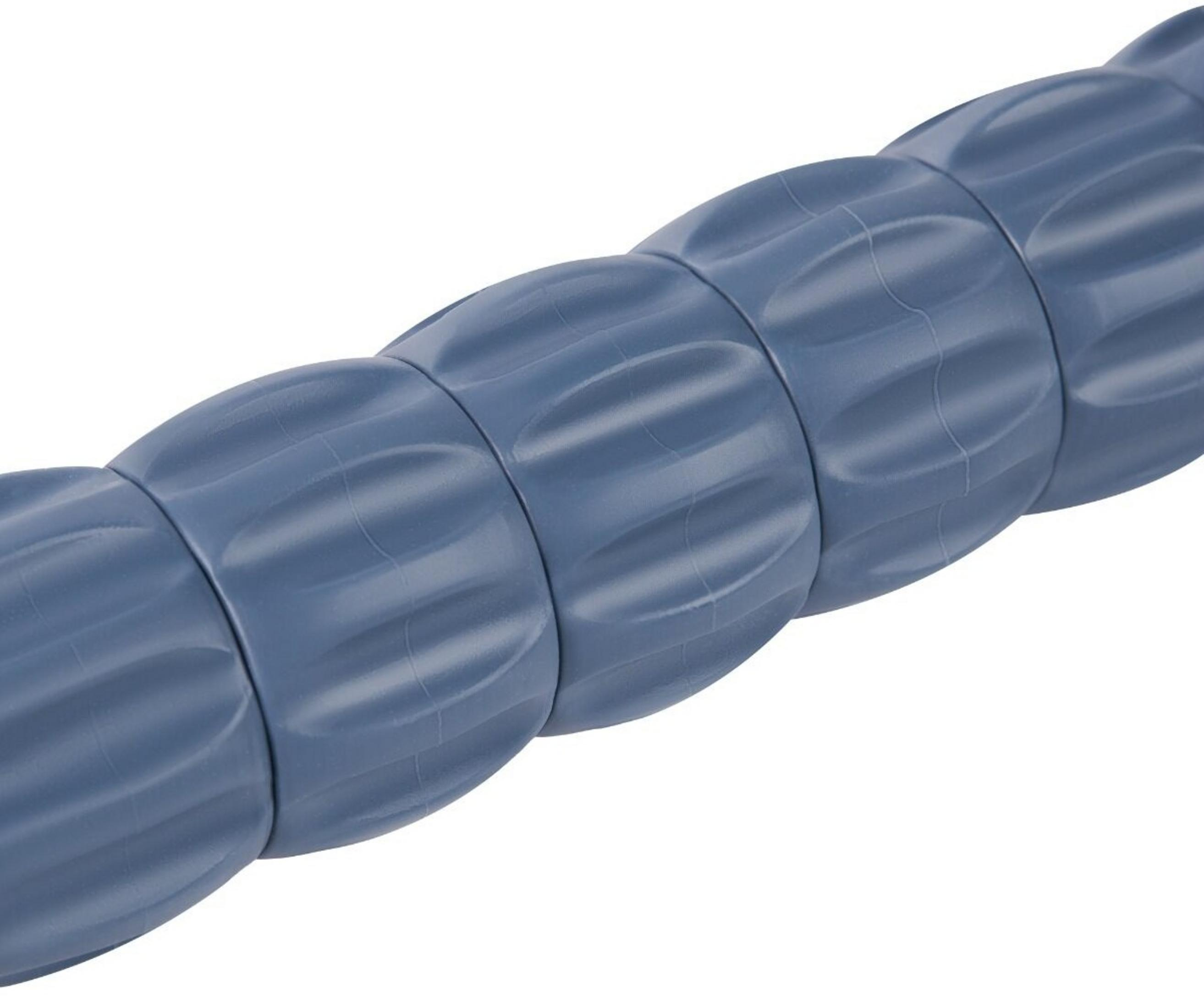 Niebieski wałek do masażu z fakturą, na białym tle.