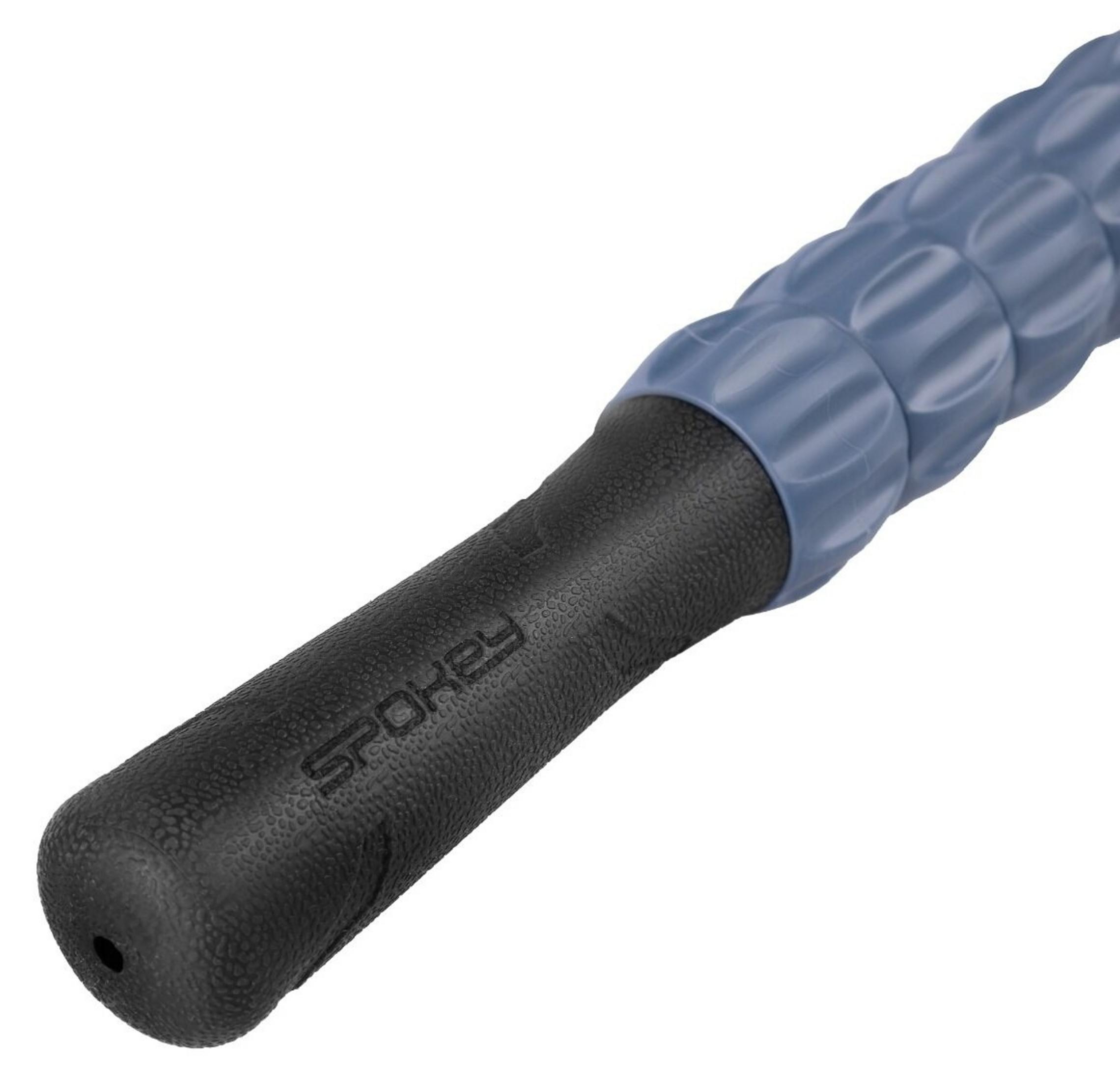 Czarny uchwyt z logo Spokey i niebieskim, żebrowanym wałkiem.