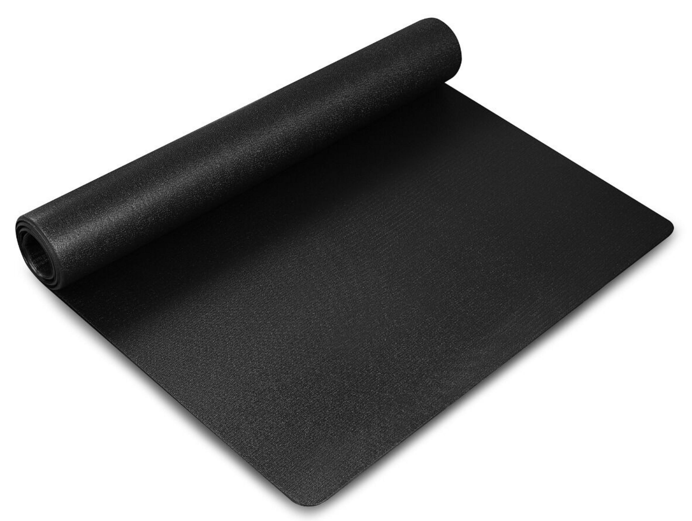 Un tappetino yoga nero è parzialmente srotolato su sfondo bianco.