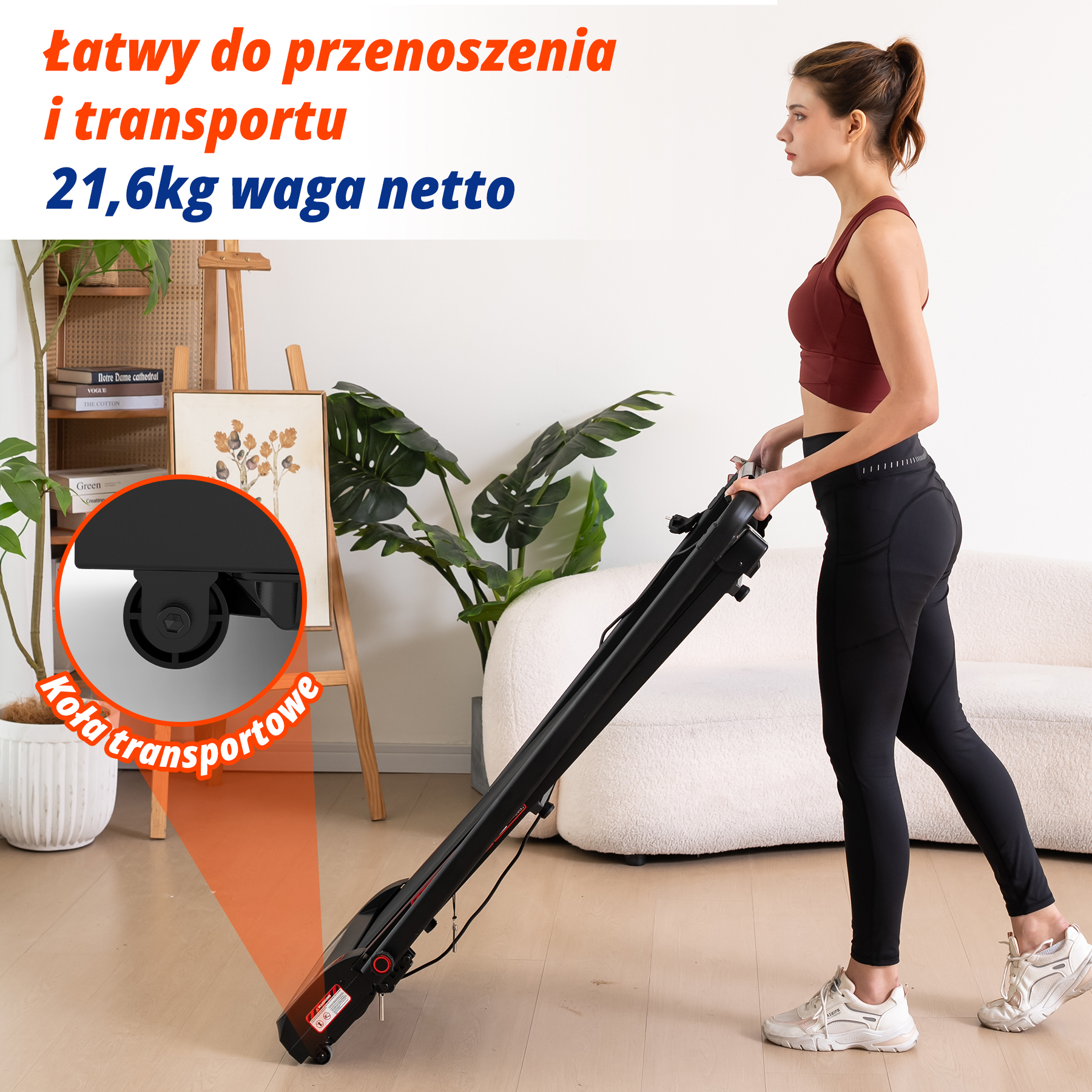 Kobieta ciągnie czarną bieżnię z kołami transportowymi.