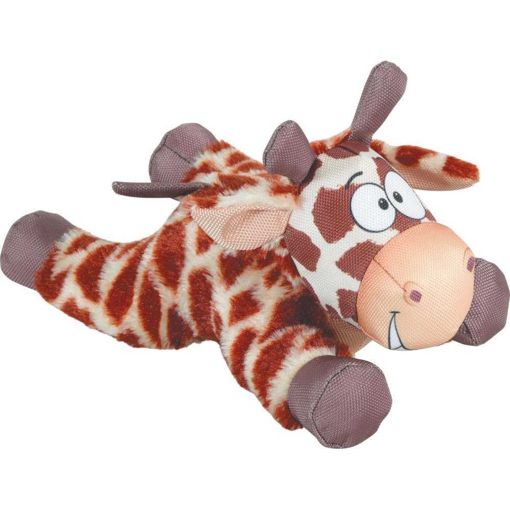 Un peluche di giraffa con macchie marroni giace su sfondo bianco.